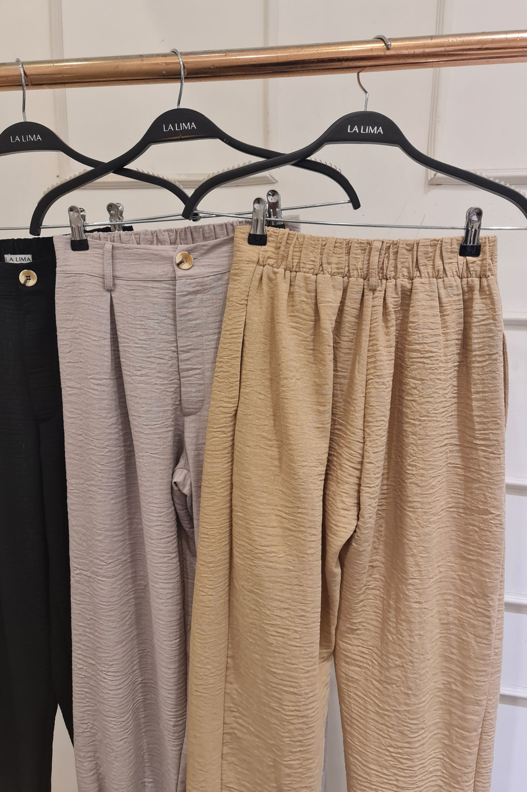 Calça Cenoura Cós Alto com Pregas e Detalhes 3 Cores Calça Cenoura Cós Alto com Pregas e Detalhes 3 Cores