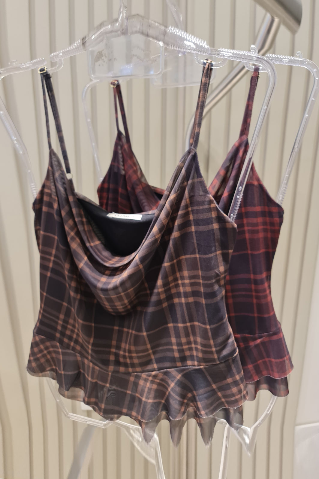 Blusa Degagê Tule Xadrez Forrada com Babados 2 Cores Blusa Degagê Tule Xadrez Forrada com Babados 2 Cores