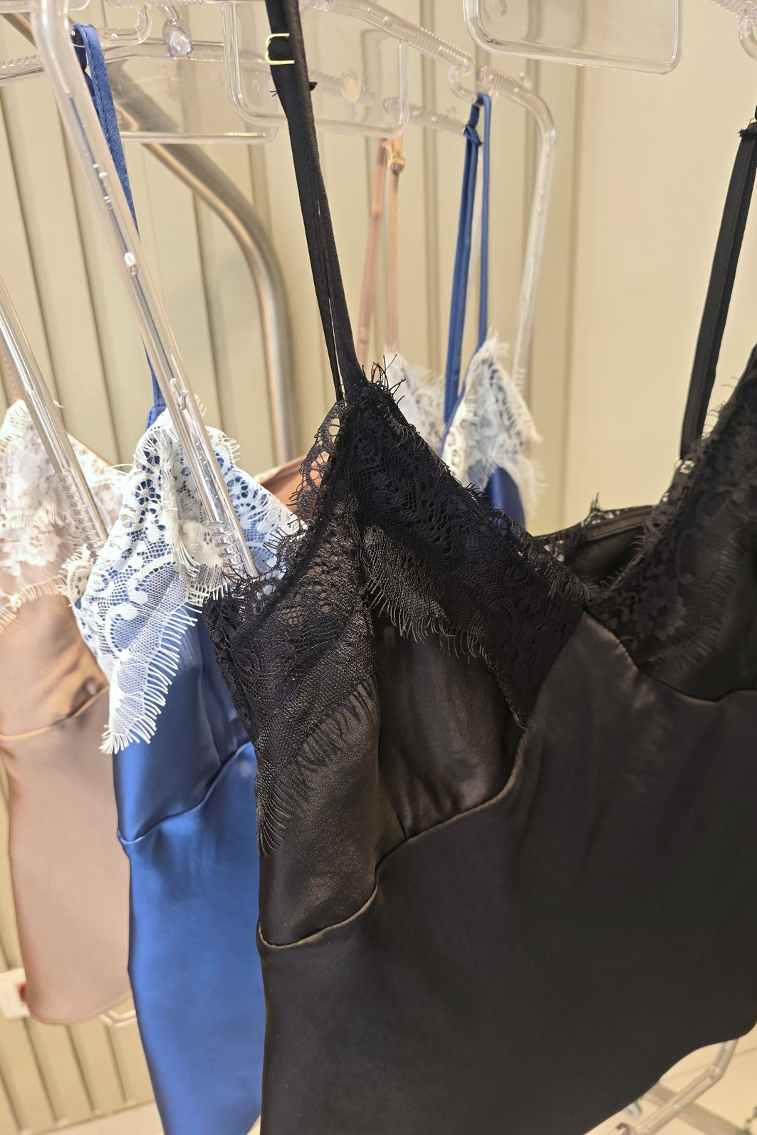 Blusa Cetim Renda 3 Cores Blusa Cetim Renda 3 Cores