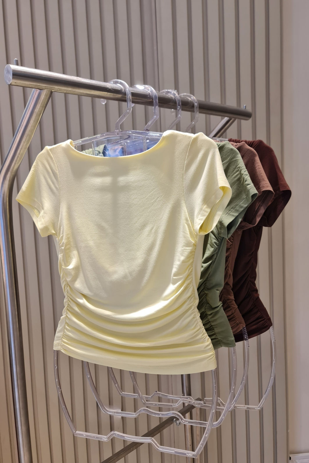 Blusa Manga com Decote Caído nas Costas 4 Cores Blusa Manga com Decote Caído nas Costas 4 Cores