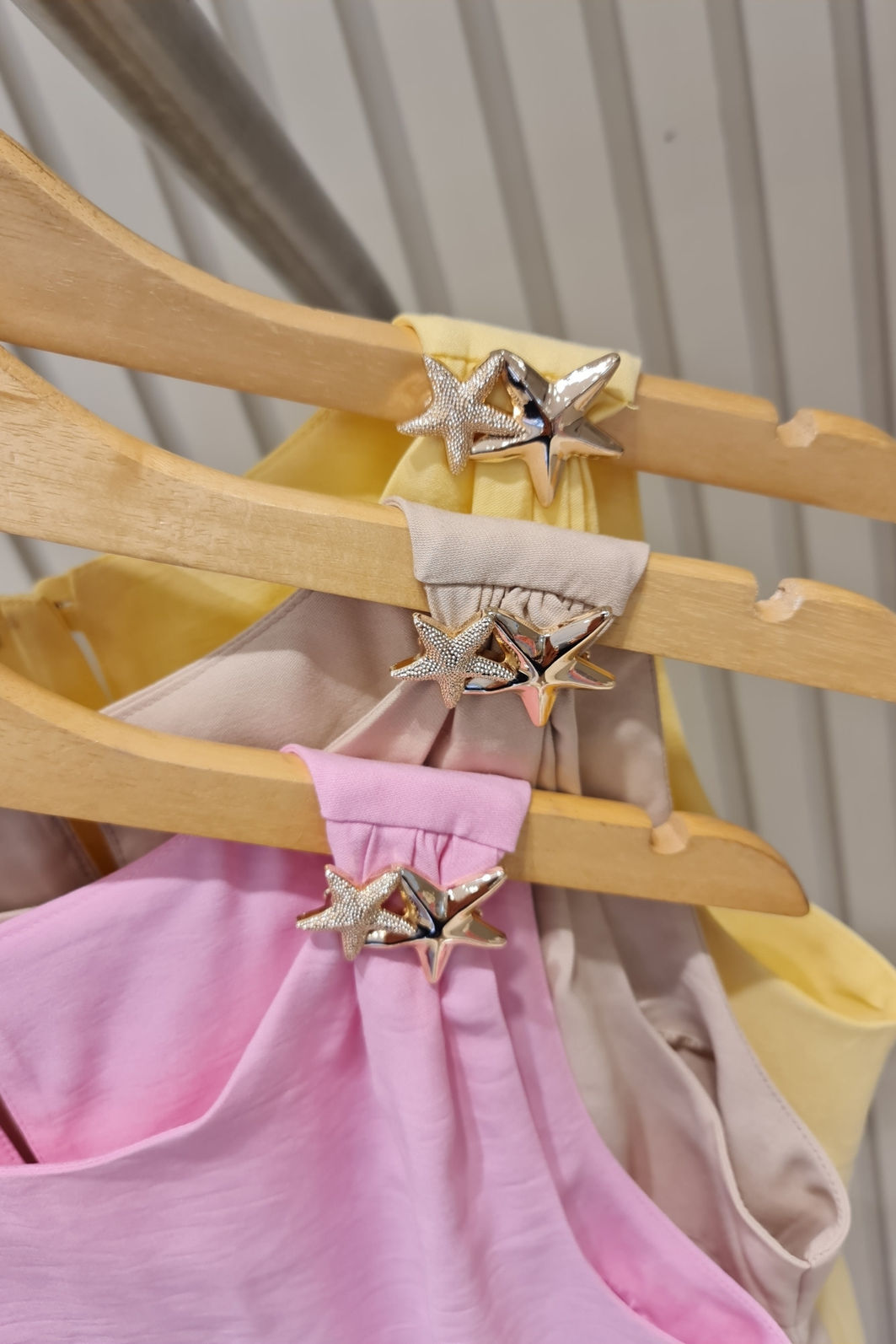 Vestido Alfaiataria Regara Fivela de Estrela 3 Cores Vestido Alfaiataria Regara Fivela de Estrela 3 Cores