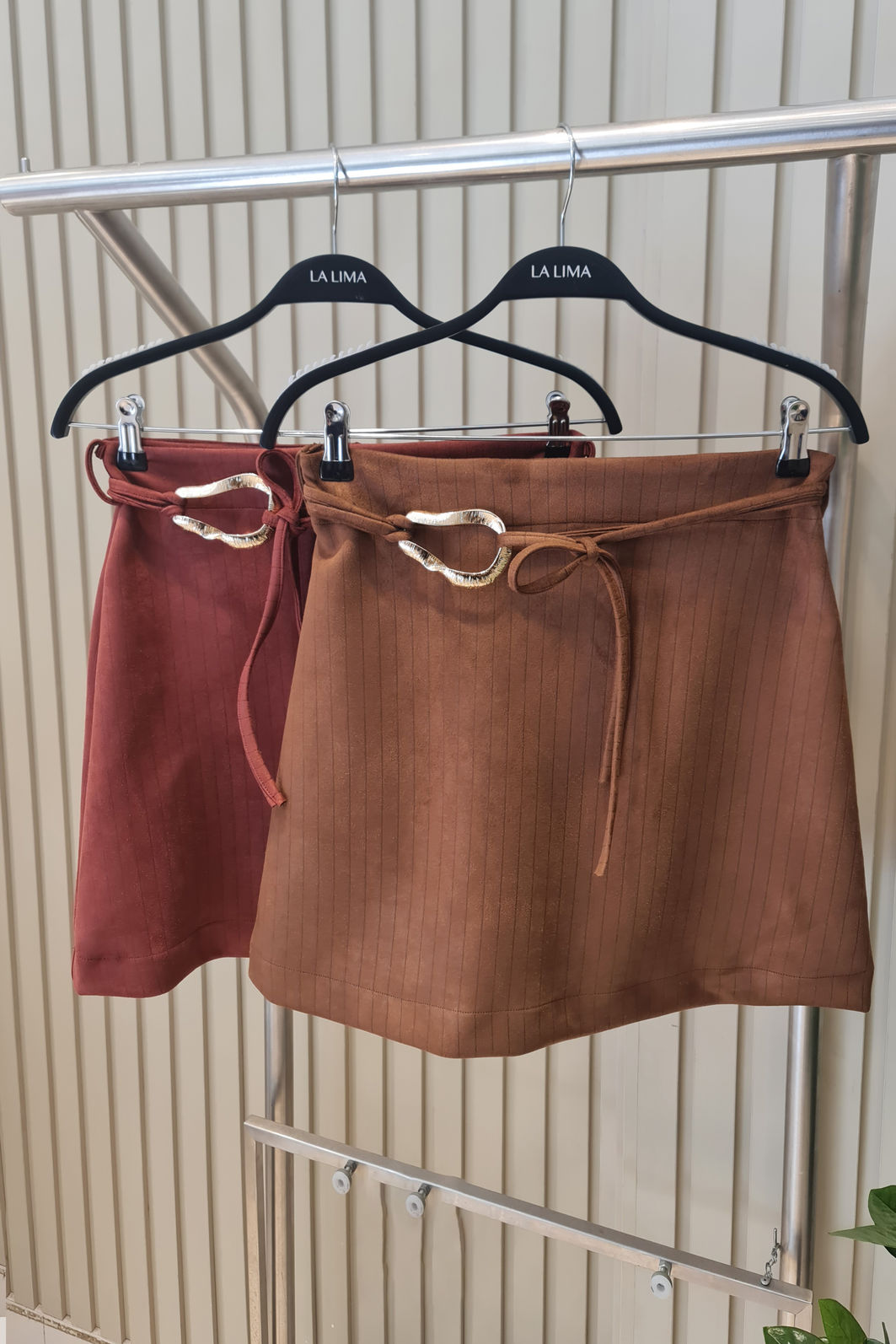 Saia Suede Risca de Giz com Cinto 2 Cores