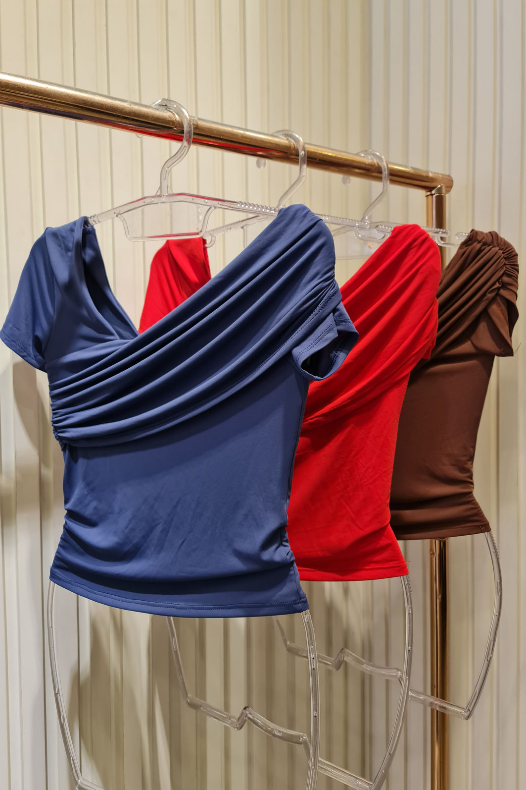 Blusa Drapeada Assimétrica Manga 4 Cores Blusa Drapeada Assimétrica Manga 4 Cores