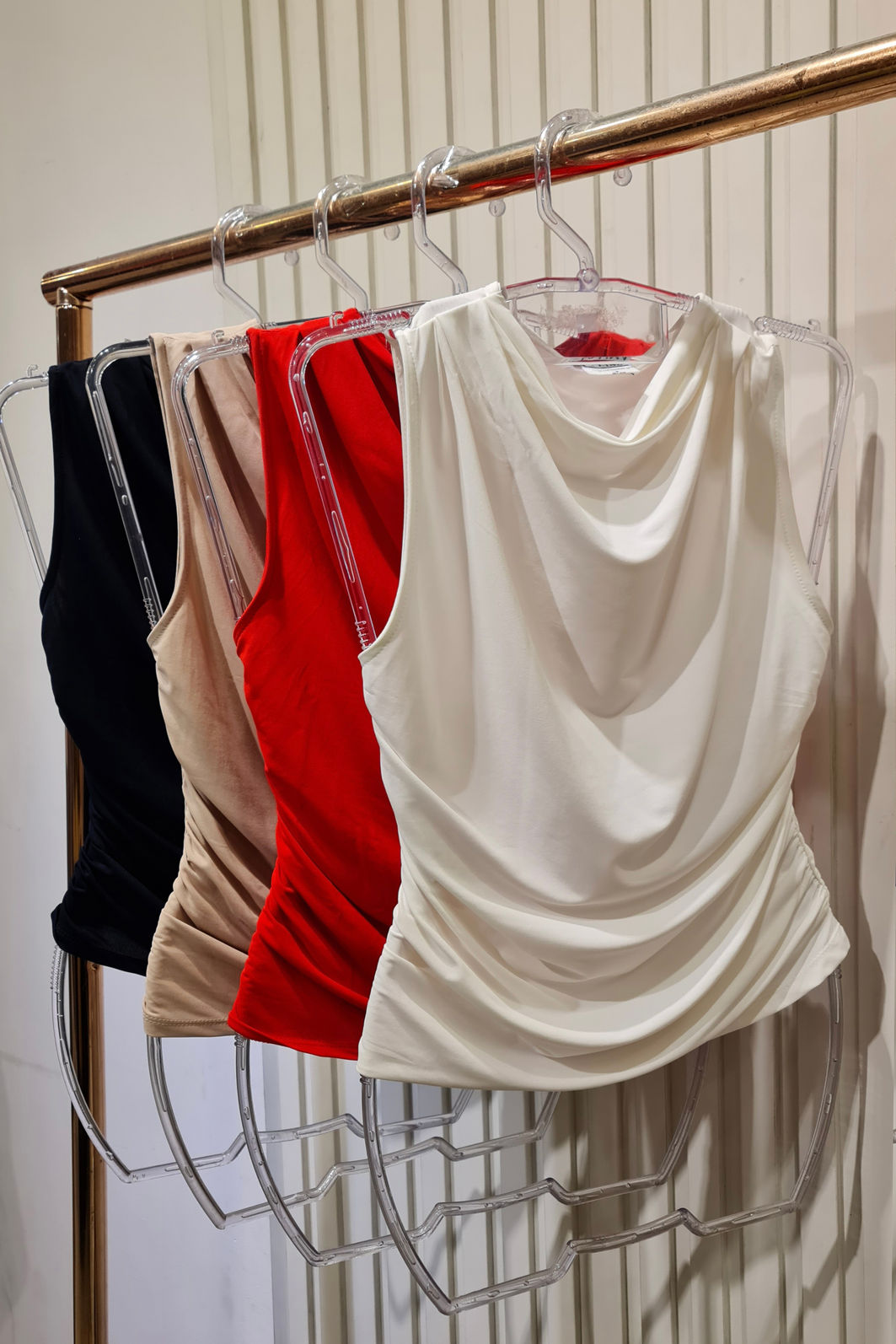 Blusa Gola Drapeada com Gola Alta 4 Cores Blusa Gola Drapeada com Gola Alta 4 Cores