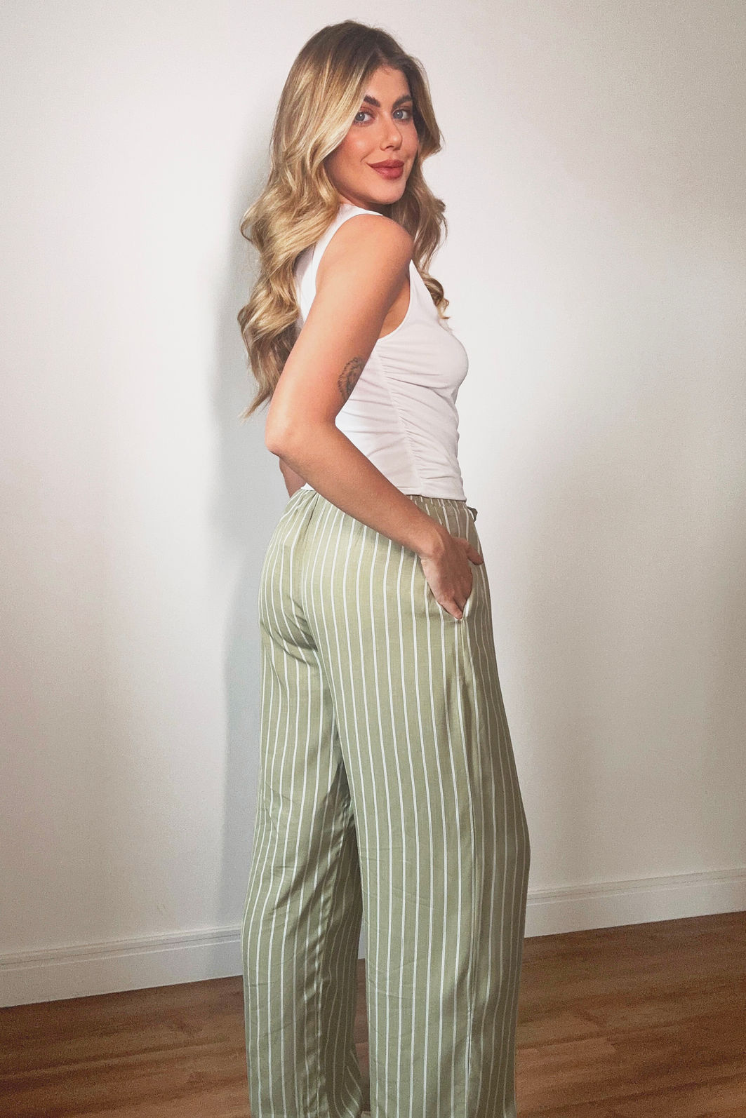 Blusa Gola Drapeada com Gola Alta 4 Cores Blusa Gola Drapeada com Gola Alta 4 Cores