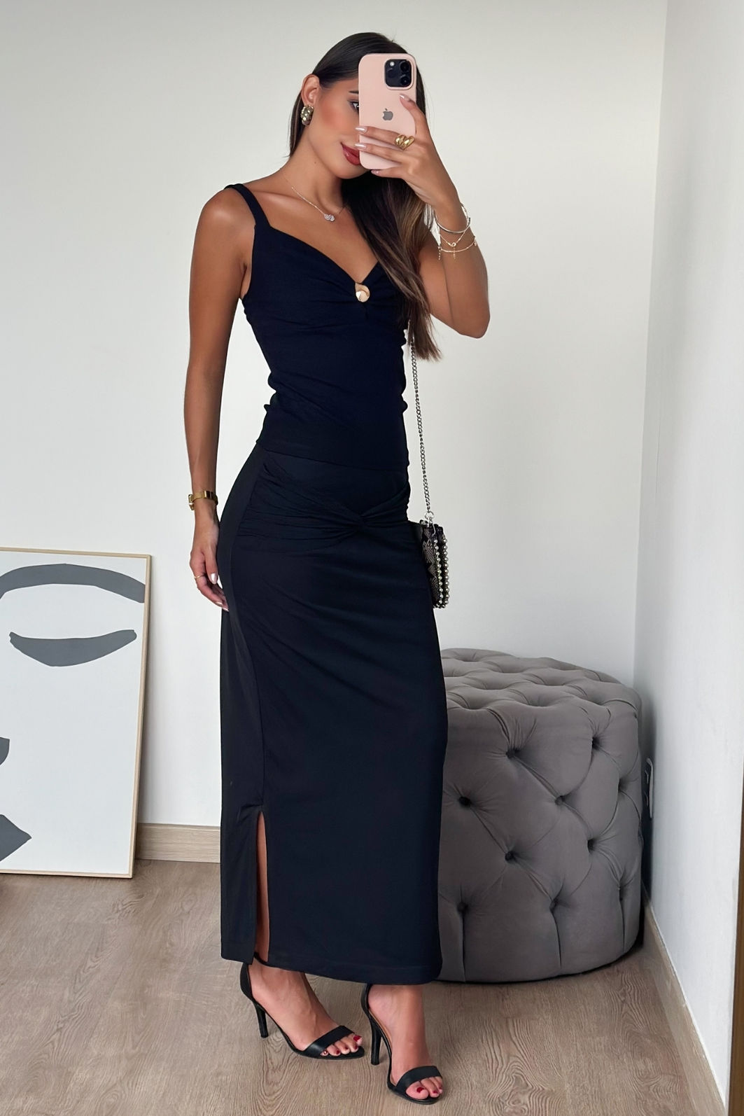 Saia Midi de Tule com Fendas Laterais e Detalhe Torcido 2 Cores Saia Midi de Tule com Fendas Laterais e Detalhe Torcido 2 Cores