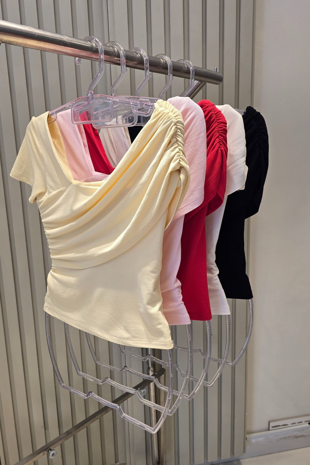 Blusa Assimétrica Drapeada em Malha Piquet  3 Cores