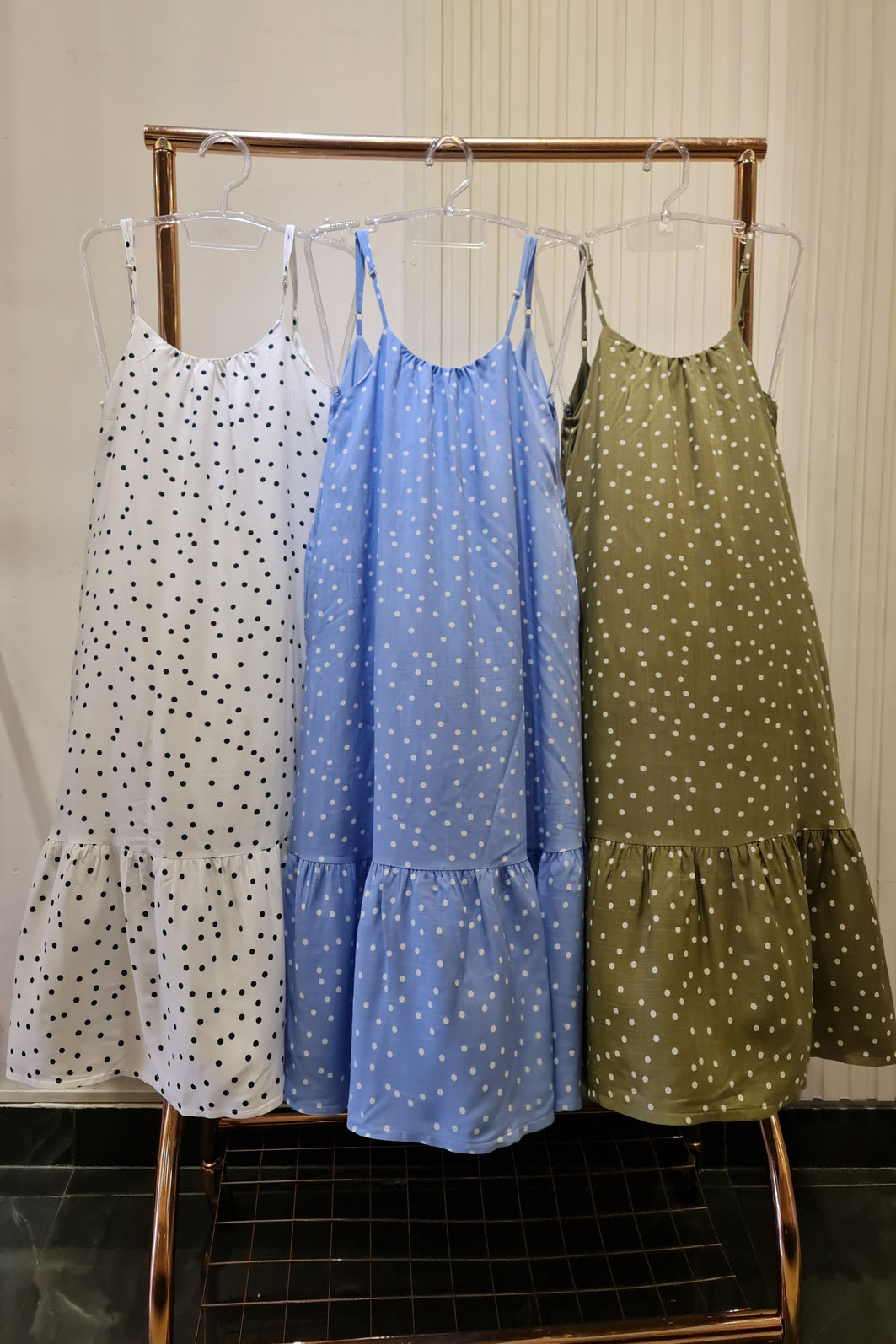 Vestido Poá Midi babado Soltinho 3 Cores Vestido Poá Midi babado Soltinho 3 Cores