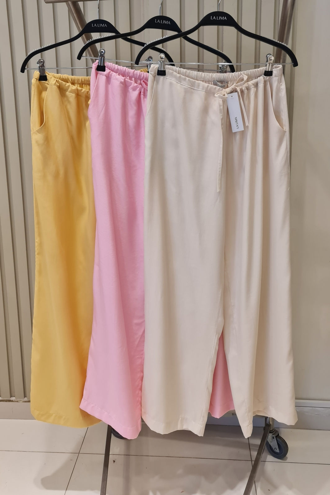 Calça Soltinha com Cinto Ajustável 3 Cores Calça Soltinha com Cinto Ajustável 3 Cores