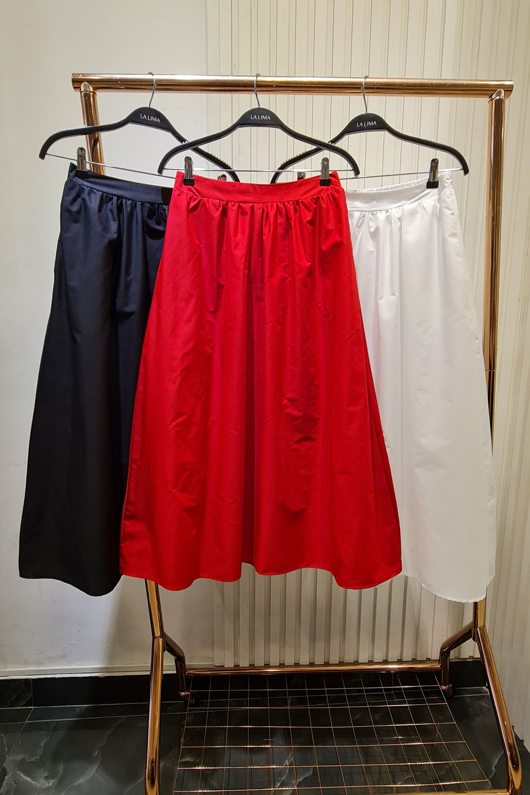 Saia Midi Longa Tricoline com Bolsos 3 Cores Saia Midi Longa Tricoline com Bolsos 3 Cores