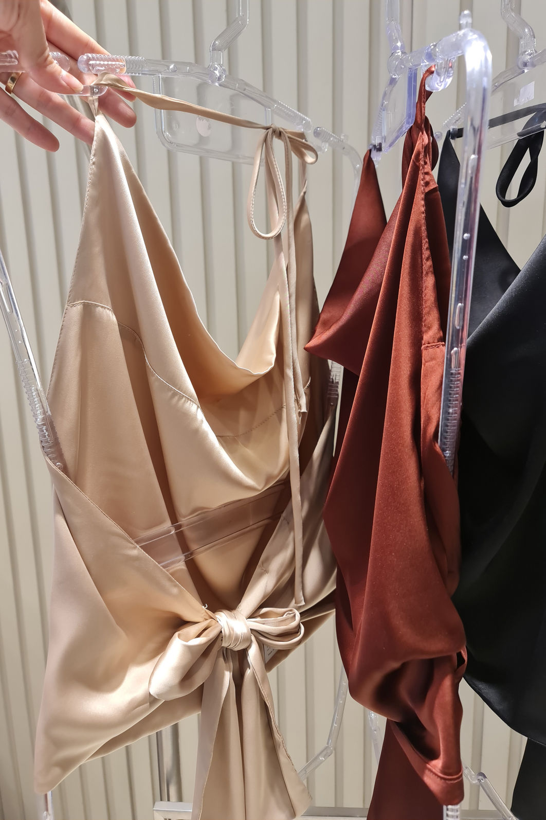 Blusa Degagê Acetinada Amarração 3 Cores Blusa Degagê Acetinada Amarração 3 Cores