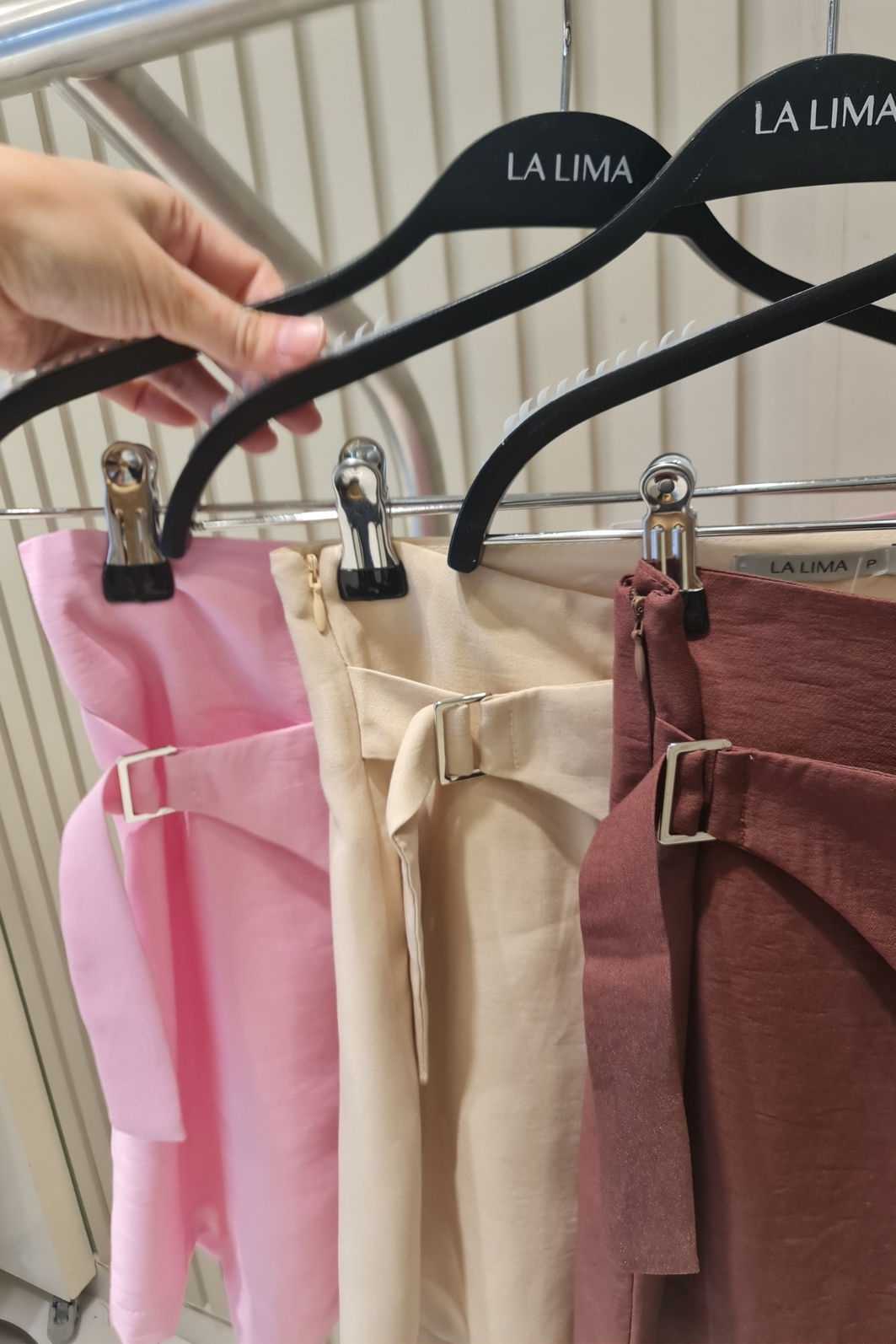 Short Saia Alfaiataria com Fivela Prateada 3 Cores