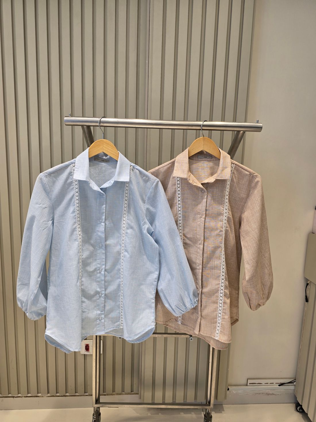 Camisa 100% Algodão Chambrei com Renda 2 Cores Camisa 100% Algodão Chambrei com Renda 2 Cores