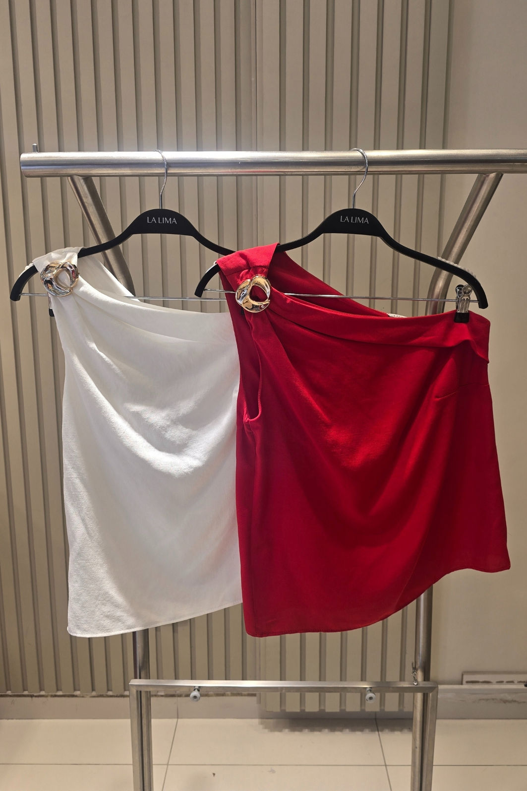 Blusa 1 Ombro Fivela Karen 2 Cores Blusa 1 Ombro Fivela Karen 2 Cores