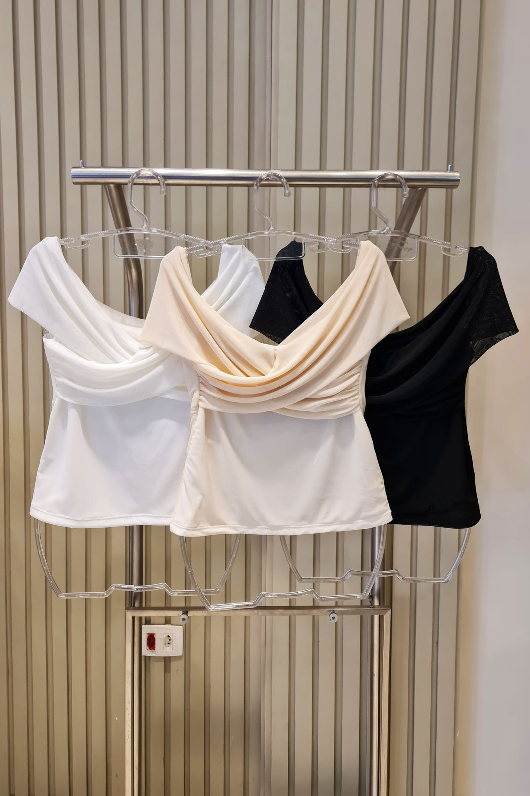 Blusa Ombro a Ombro Cruzada Tule 3 Cores Blusa Ombro a Ombro Cruzada Tule 3 Cores