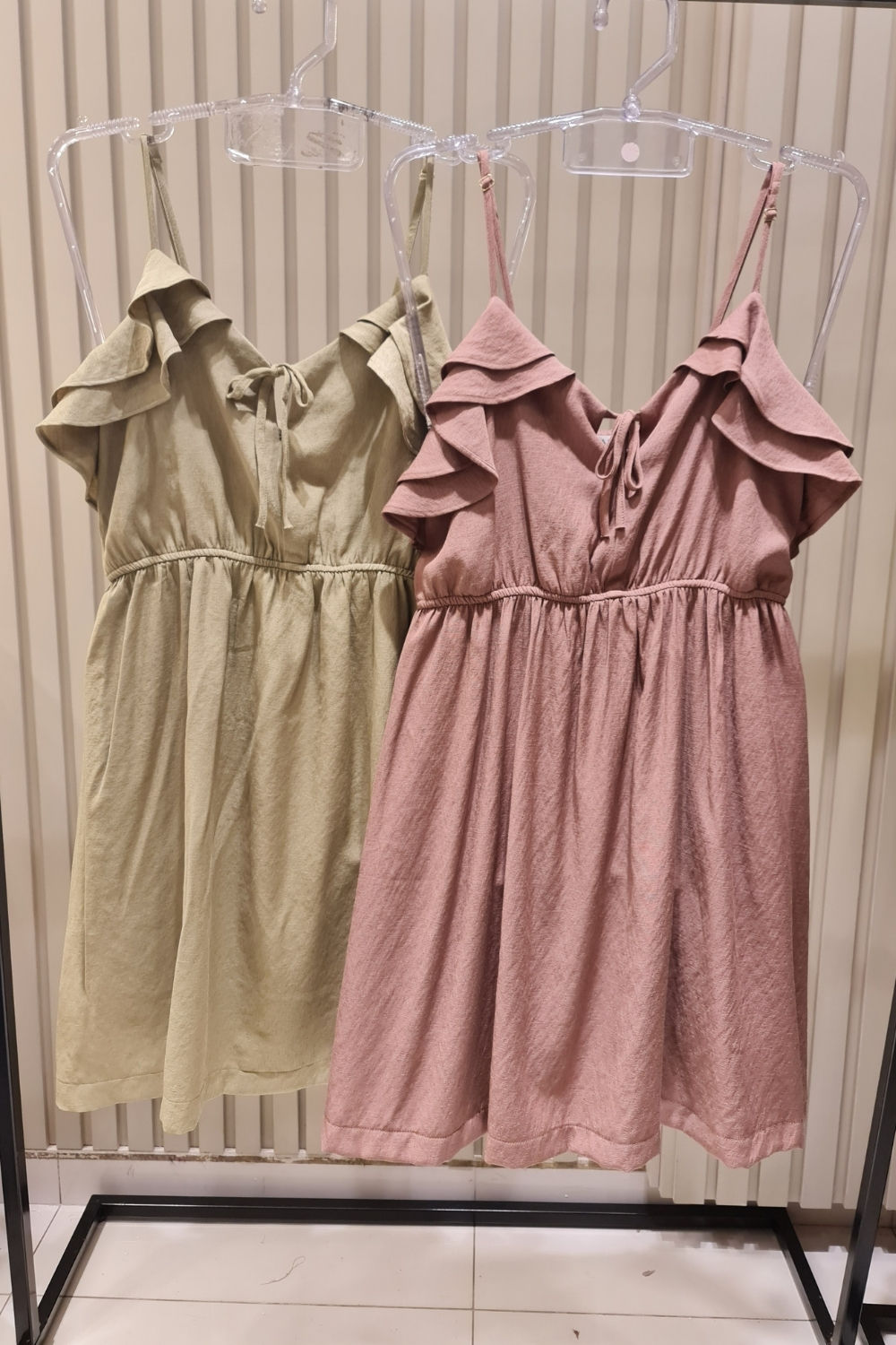 Vestido Fluido Romântico com Babados  2 Cores Vestido Fluido Romântico com Babados  2 Cores