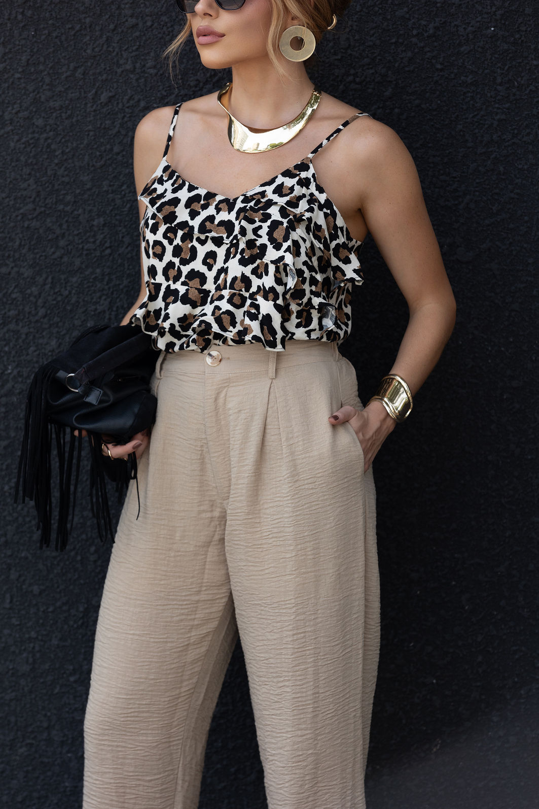 Calça Cenoura Cós Alto com Pregas e Detalhes 3 Cores Calça Cenoura Cós Alto com Pregas e Detalhes 3 Cores