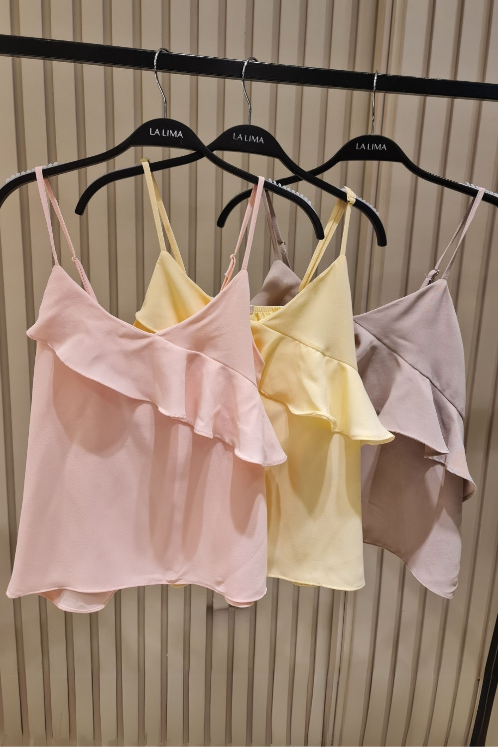 Blusa de Alcinha com Babado Assimétrico em Crepe 3 Cores Blusa de Alcinha com Babado Assimétrico em Crepe 3 Cores