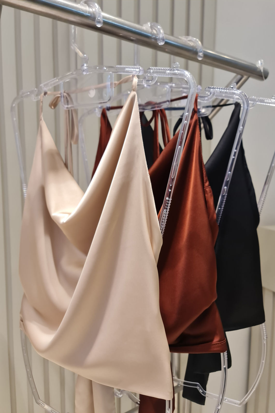 Blusa Degagê Acetinada Amarração 3 Cores Blusa Degagê Acetinada Amarração 3 Cores