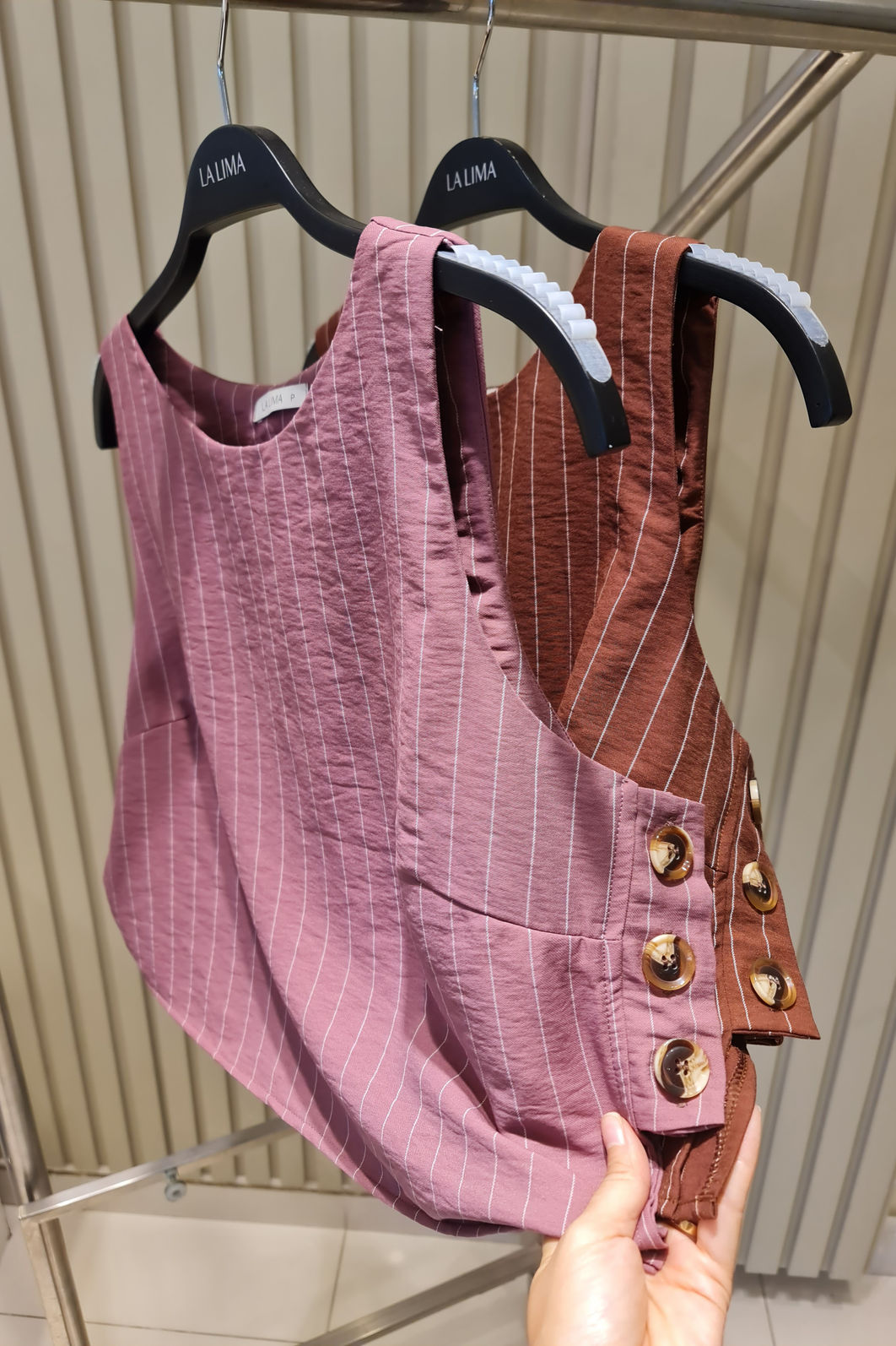 Regata Botões Bestseller Risca de Giz 2 Cores Regata Botões Bestseller Risca de Giz 2 Cores