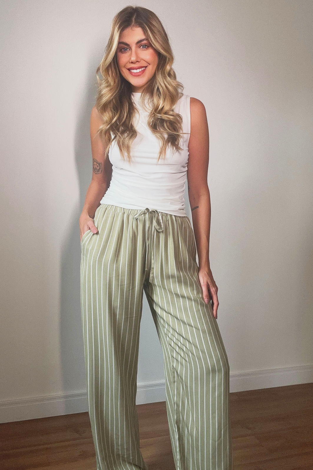 Blusa Gola Drapeada com Gola Alta 4 Cores Blusa Gola Drapeada com Gola Alta 4 Cores