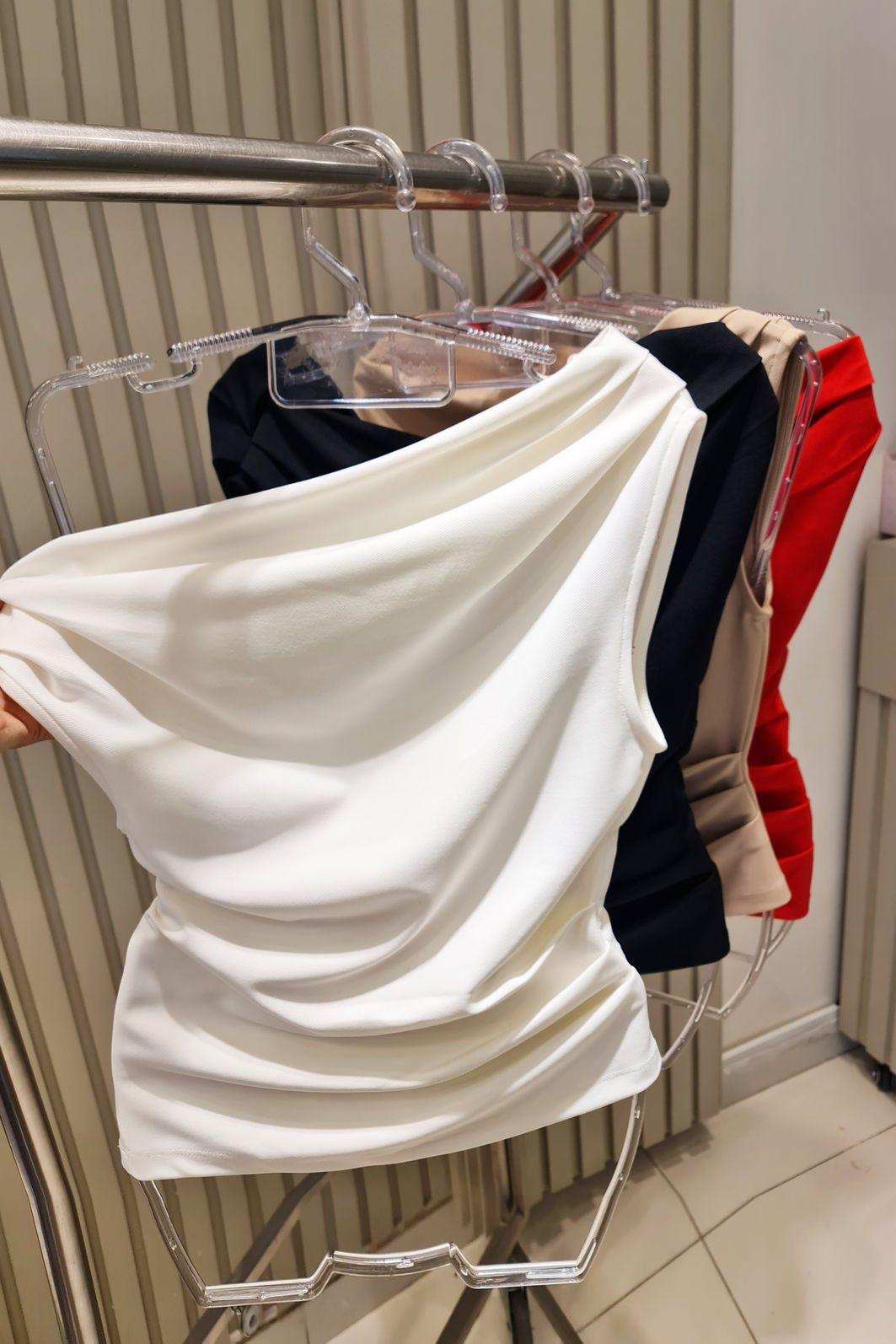 Blusa Ombro Caído com Pregas 4 Cores Blusa Ombro Caído com Pregas 4 Cores