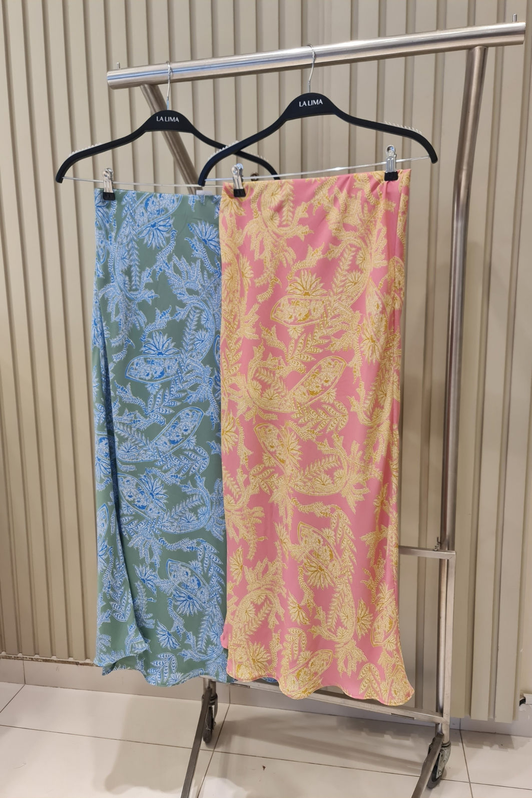 Saia Sereia Estampada Bestseller 2 Cores Saia Sereia Estampada Bestseller 2 Cores