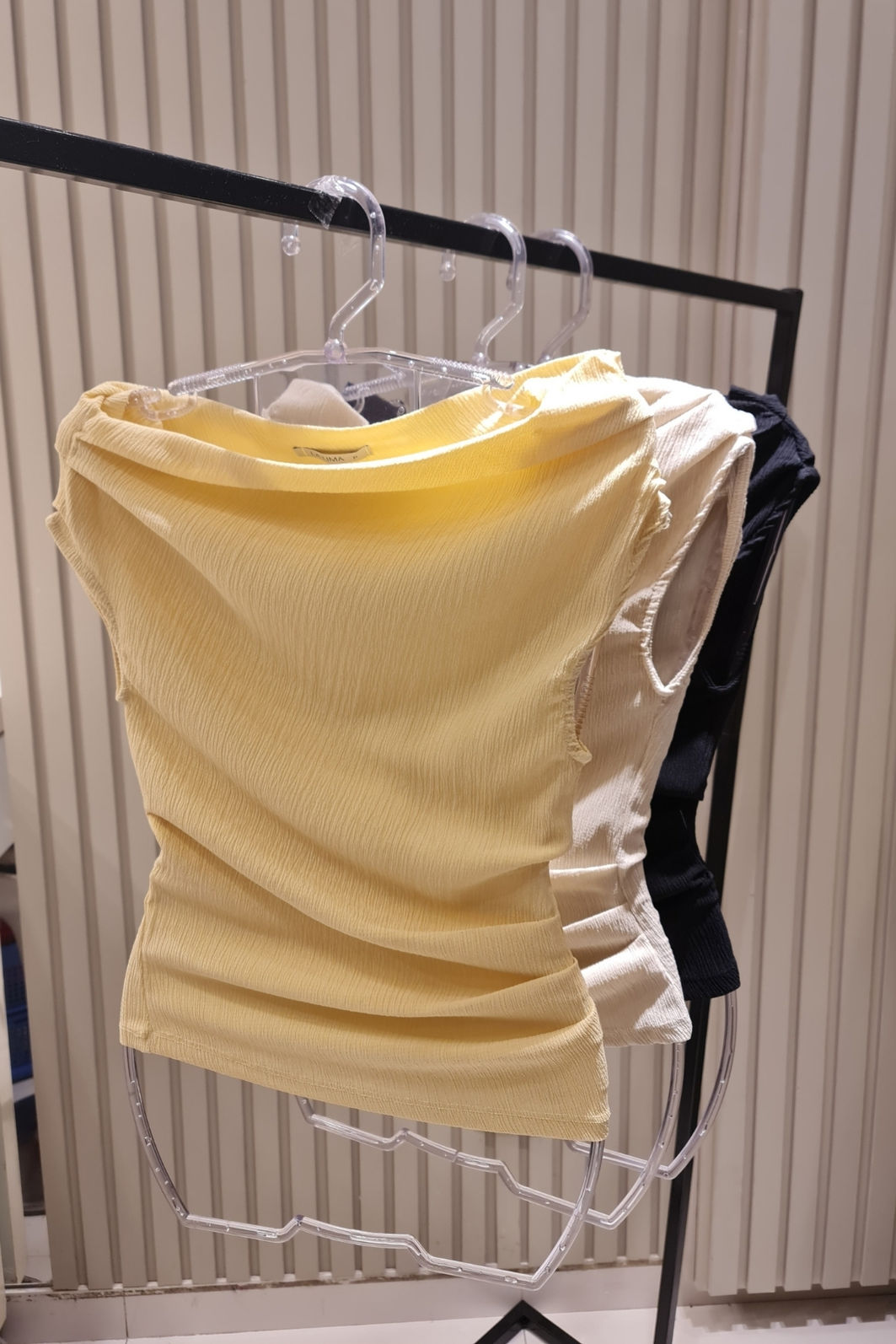 Blusa Assimétrica com Ombro Caído e Pregas  3 Cores Blusa Assimétrica com Ombro Caído e Pregas  3 Cores