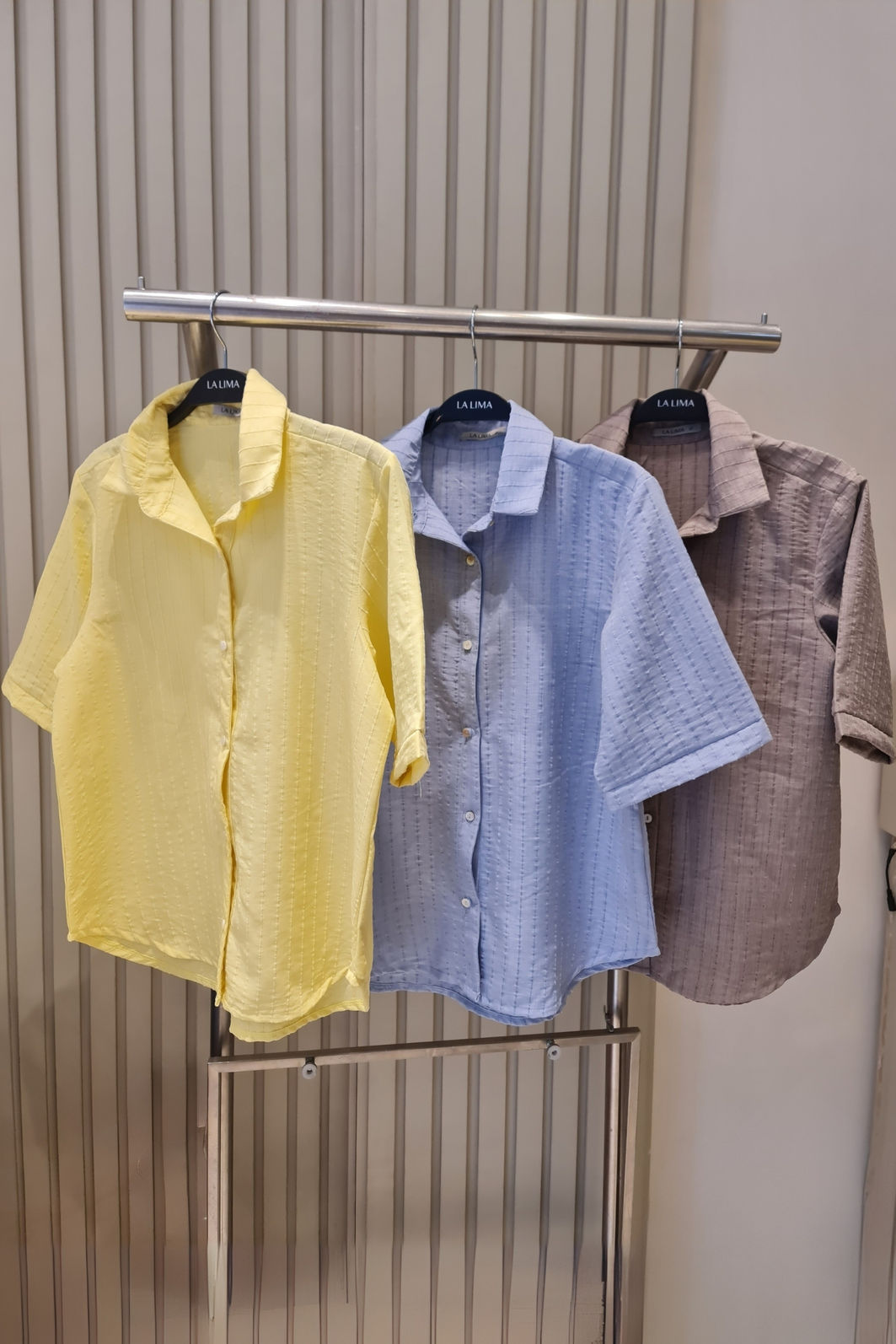 Conjunto Short e Camisa Oversized em Listras Bordadas 3 Cores Conjunto Short e Camisa Oversized em Listras Bordadas 3 Cores