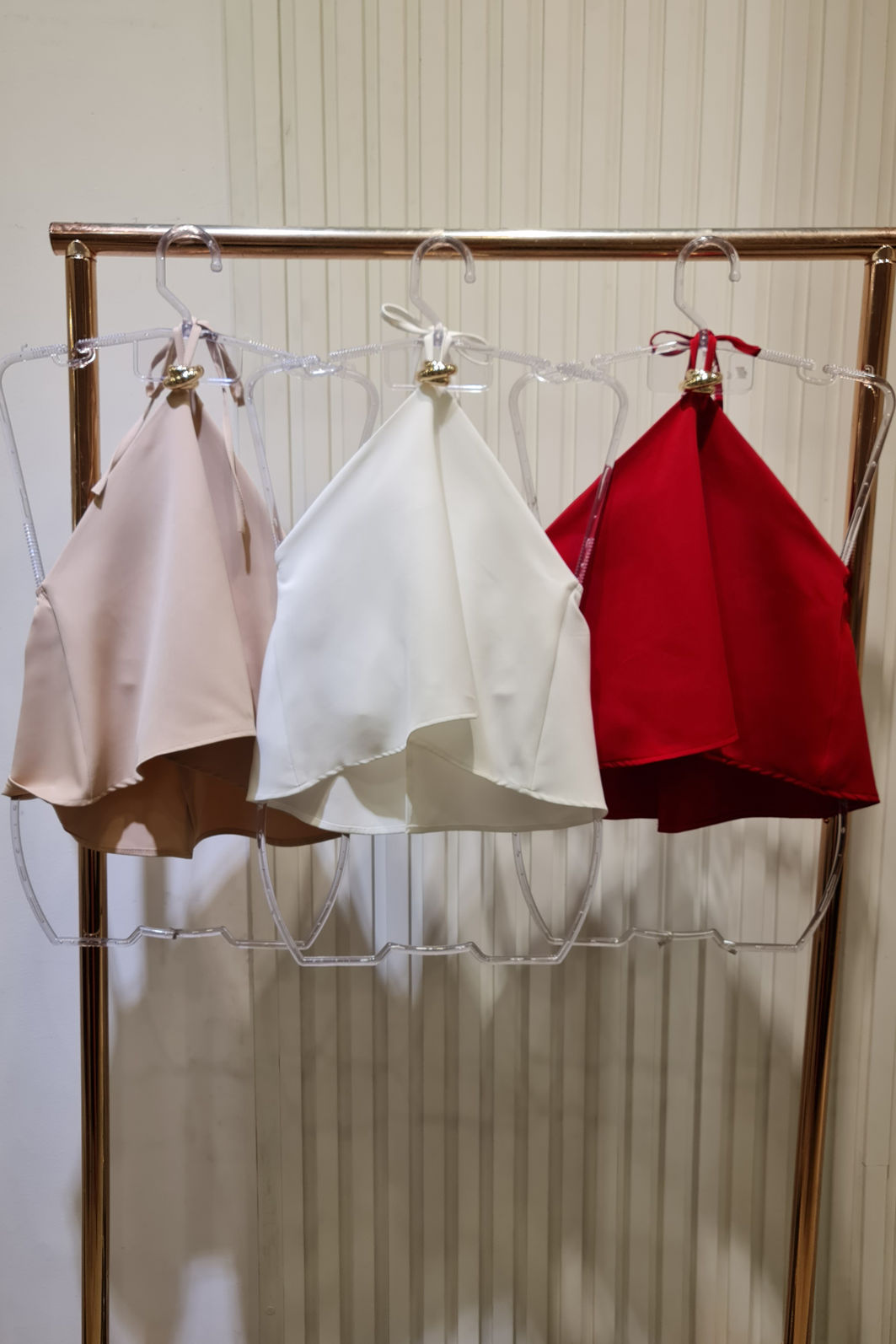 Blusa Decote Alto com  Fivela Dourada 3 Cores Blusa Decote Alto com  Fivela Dourada 3 Cores