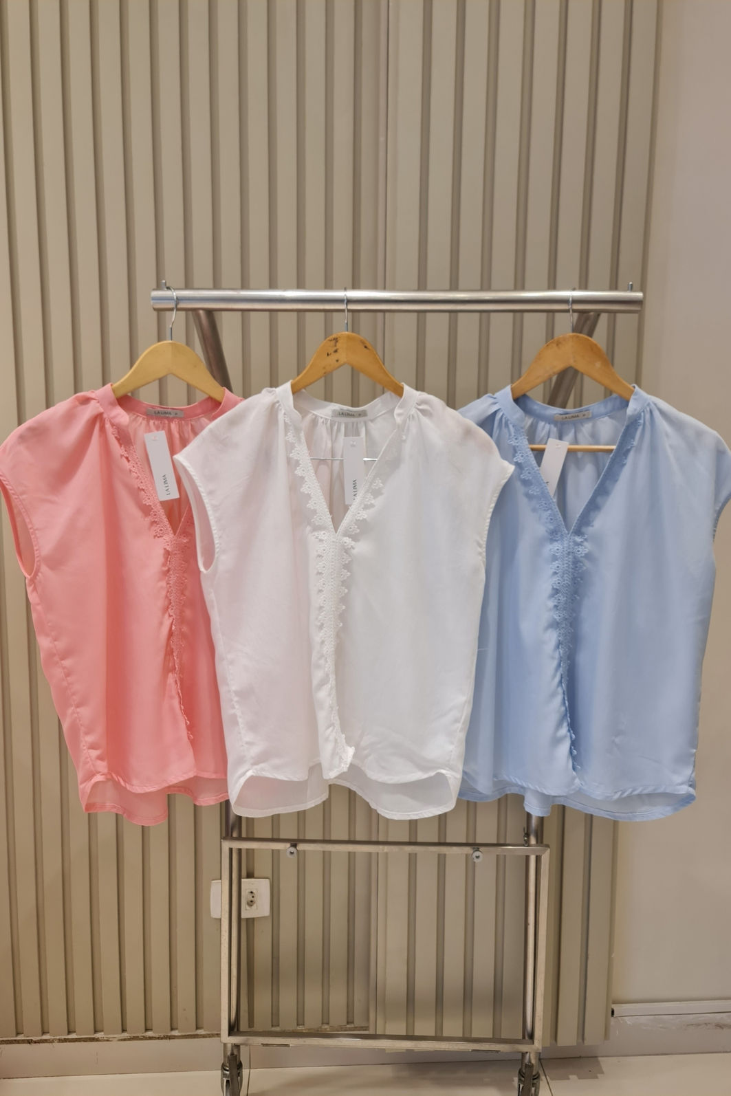 Camisa Renda no Decote Manga Curta 3 Cores Camisa Renda no Decote Manga Curta 3 Cores