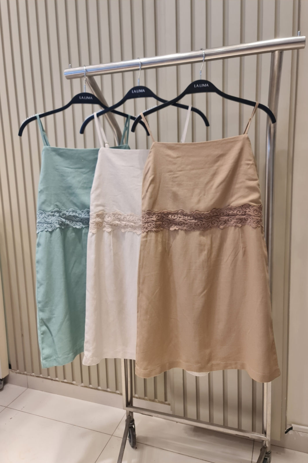 Vestido de Linho com Renda 3 Cores Vestido de Linho com Renda 3 Cores