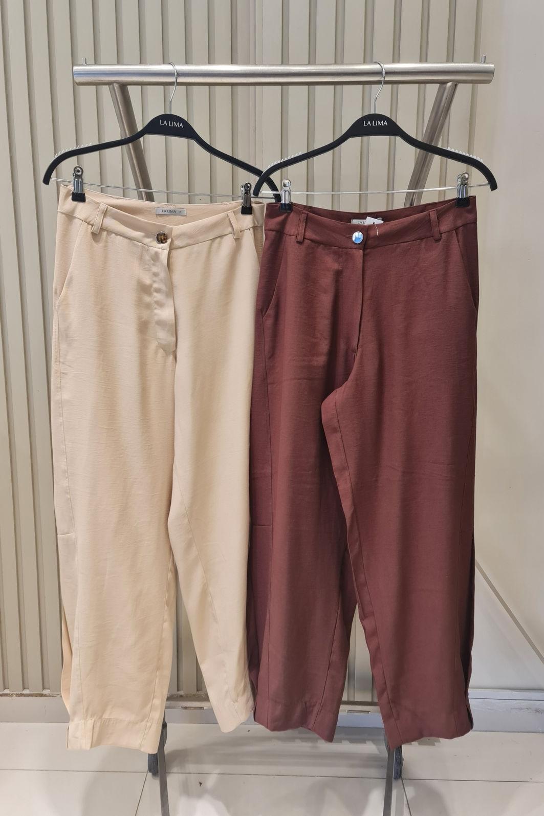 Calça Barrel de Alfaiataria Botão Prata 2 Cores Calça Barrel de Alfaiataria Botão Prata 2 Cores