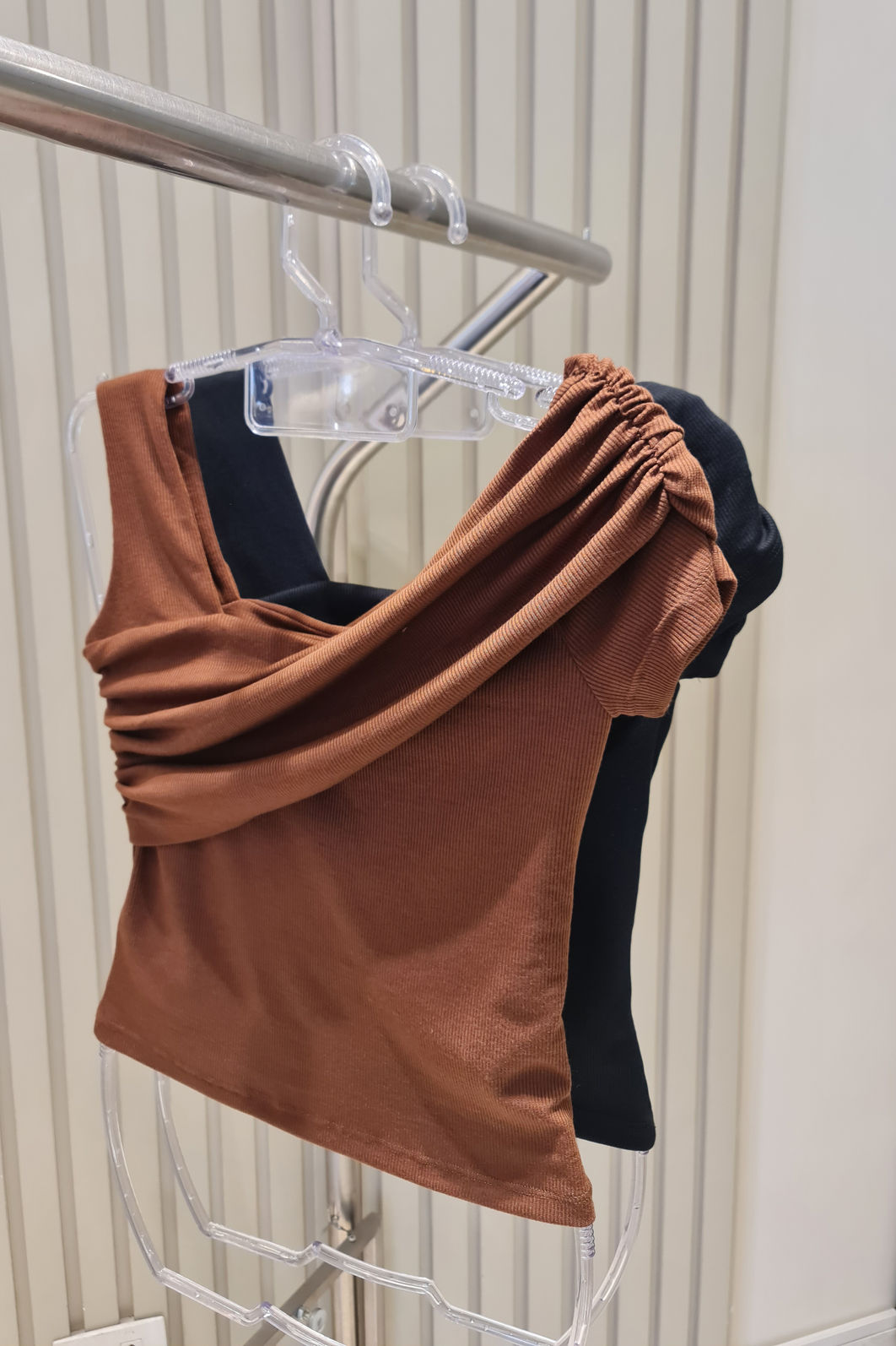 Regata Assimétrica com Pala Drapeada 2 Cores Regata Assimétrica com Pala Drapeada 2 Cores