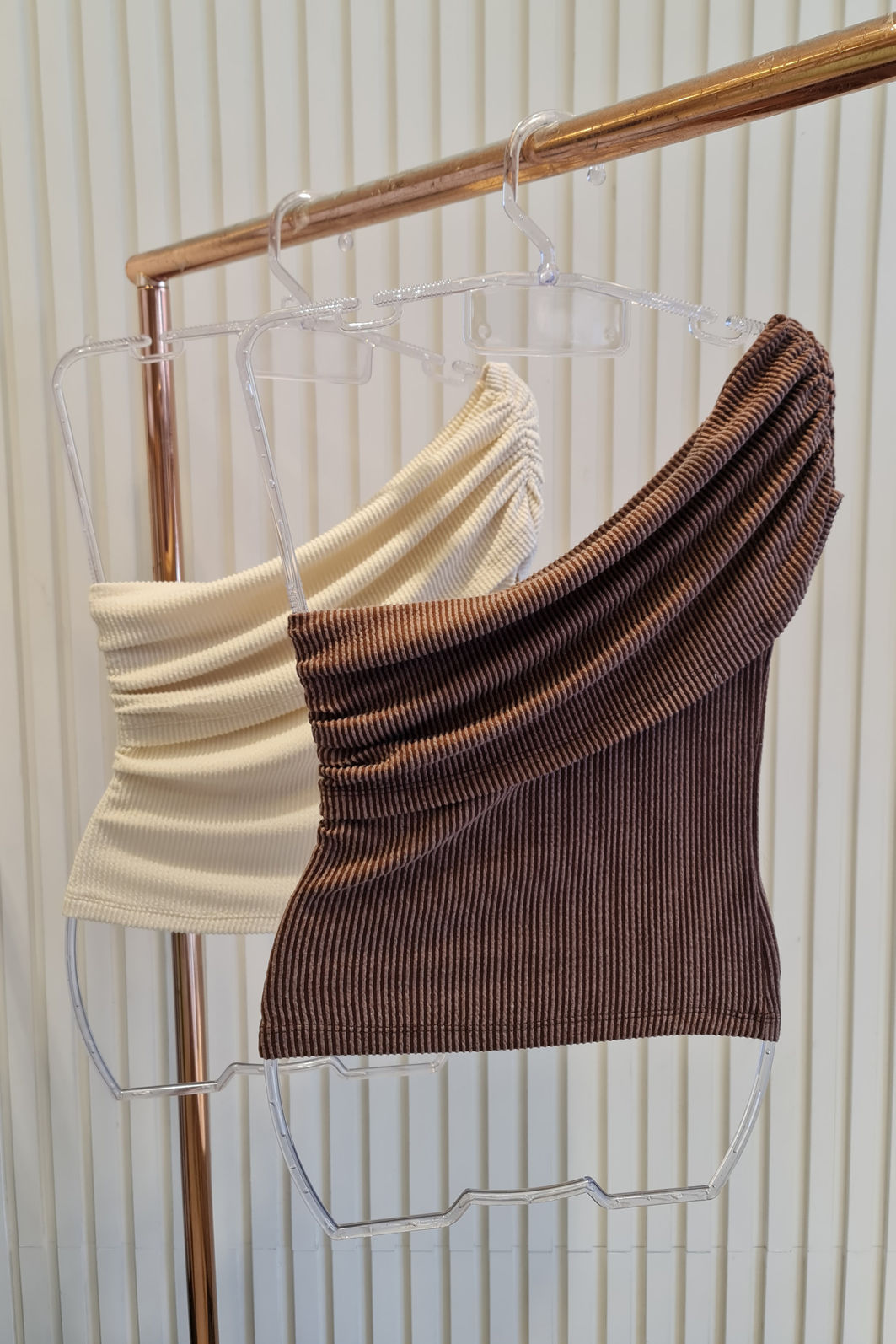 Blusa Assimétrica 1 Ombro Canelada 2 Cores Blusa Assimétrica 1 Ombro Canelada 2 Cores