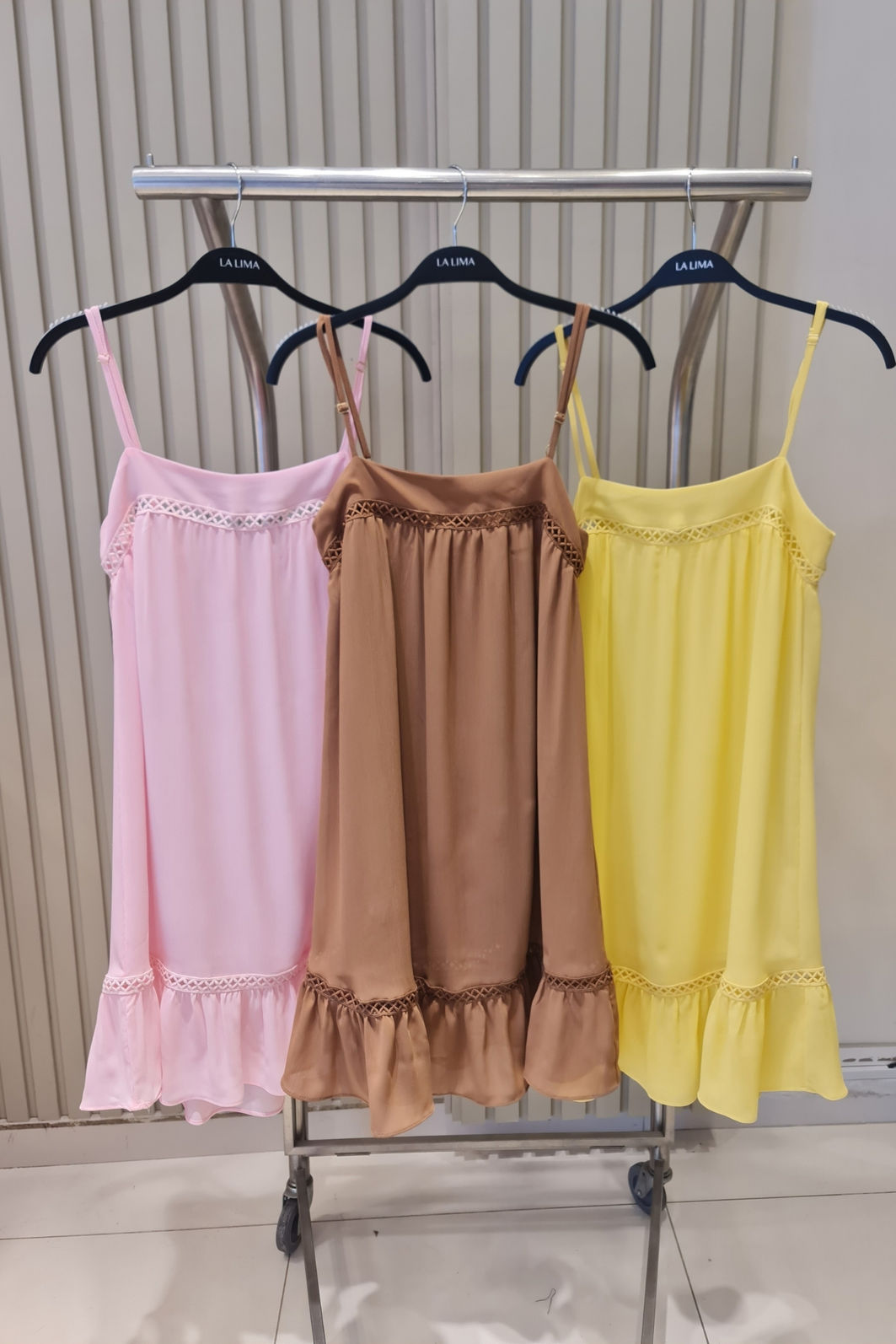 Vestido de Alças em Crepe Chiffon com Renda 3 Cores