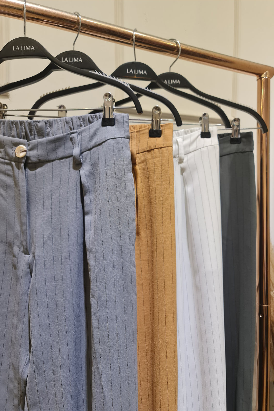 Calça Cenoura Risca de Giz 4 Cores Calça Cenoura Risca de Giz 4 Cores