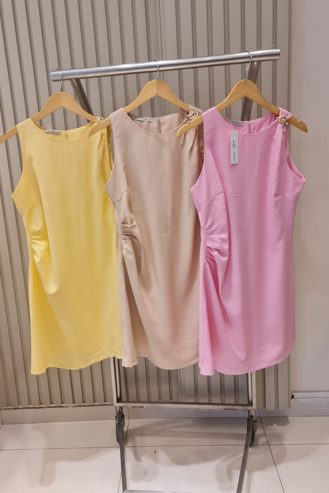 Vestido Alfaiataria Regara Fivela de Estrela 3 Cores Vestido Alfaiataria Regara Fivela de Estrela 3 Cores