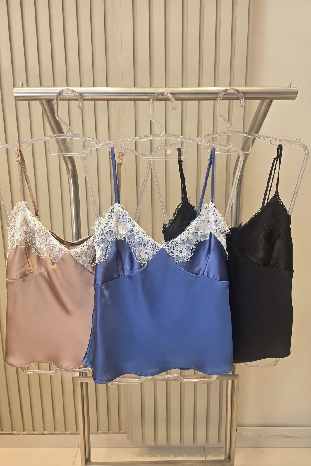 Blusa Cetim Renda 3 Cores Blusa Cetim Renda 3 Cores