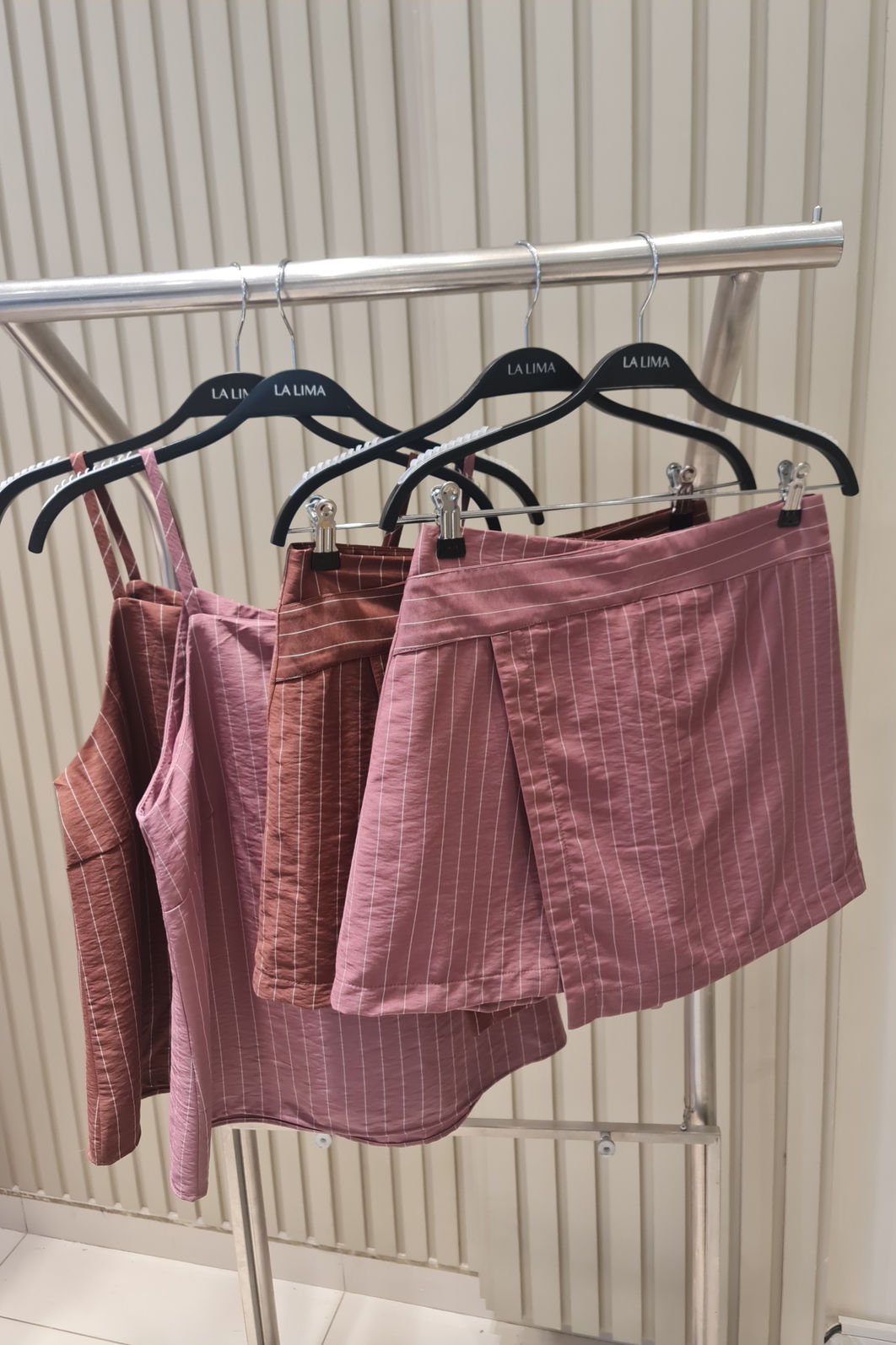 Short Saia Risca de Giz Marrant 2 Cores Short Saia Risca de Giz Marrant 2 Cores