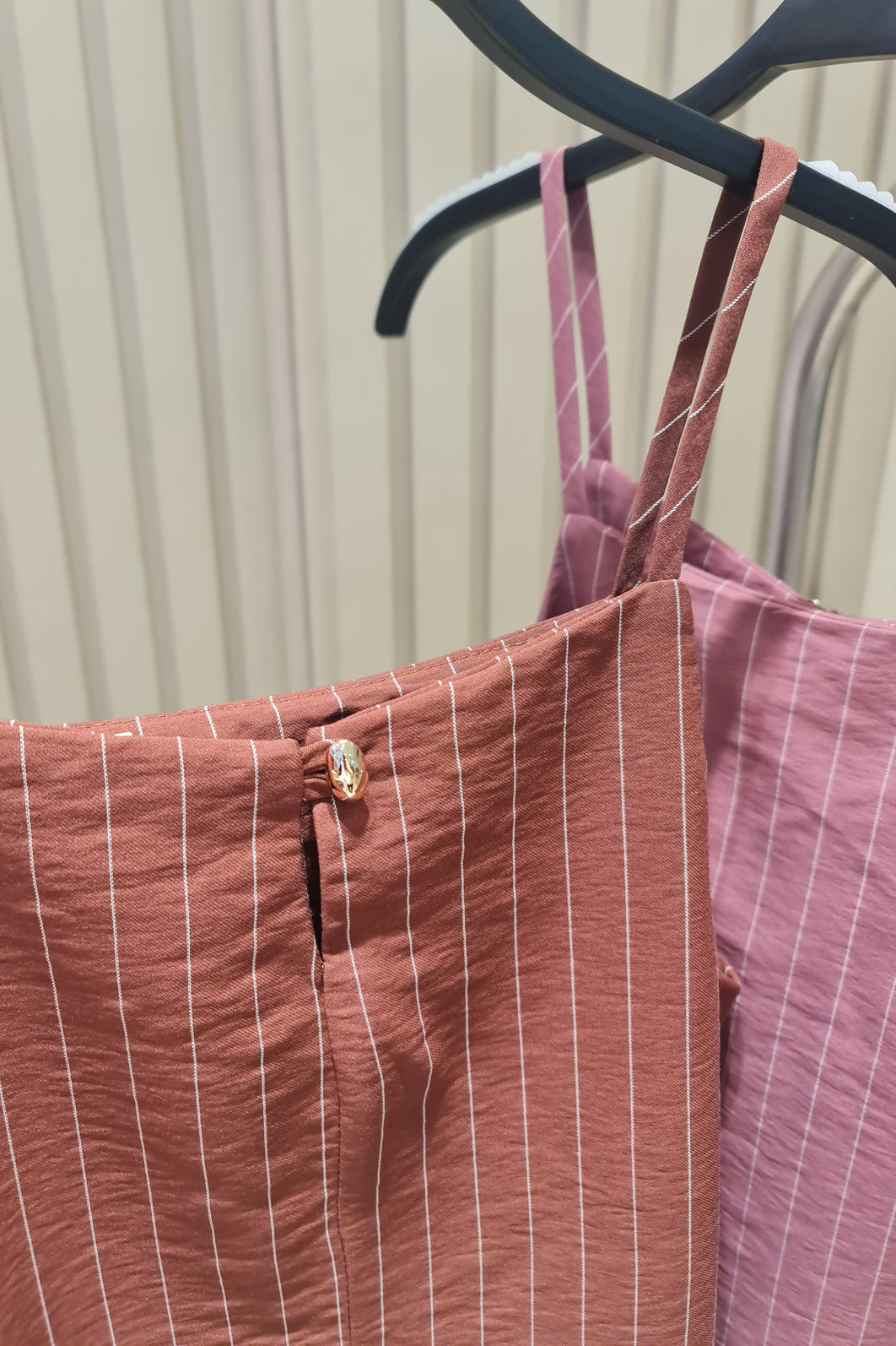 Blusa Risca de Giz com Alças Finas 2 Cores Blusa Risca de Giz com Alças Finas 2 Cores