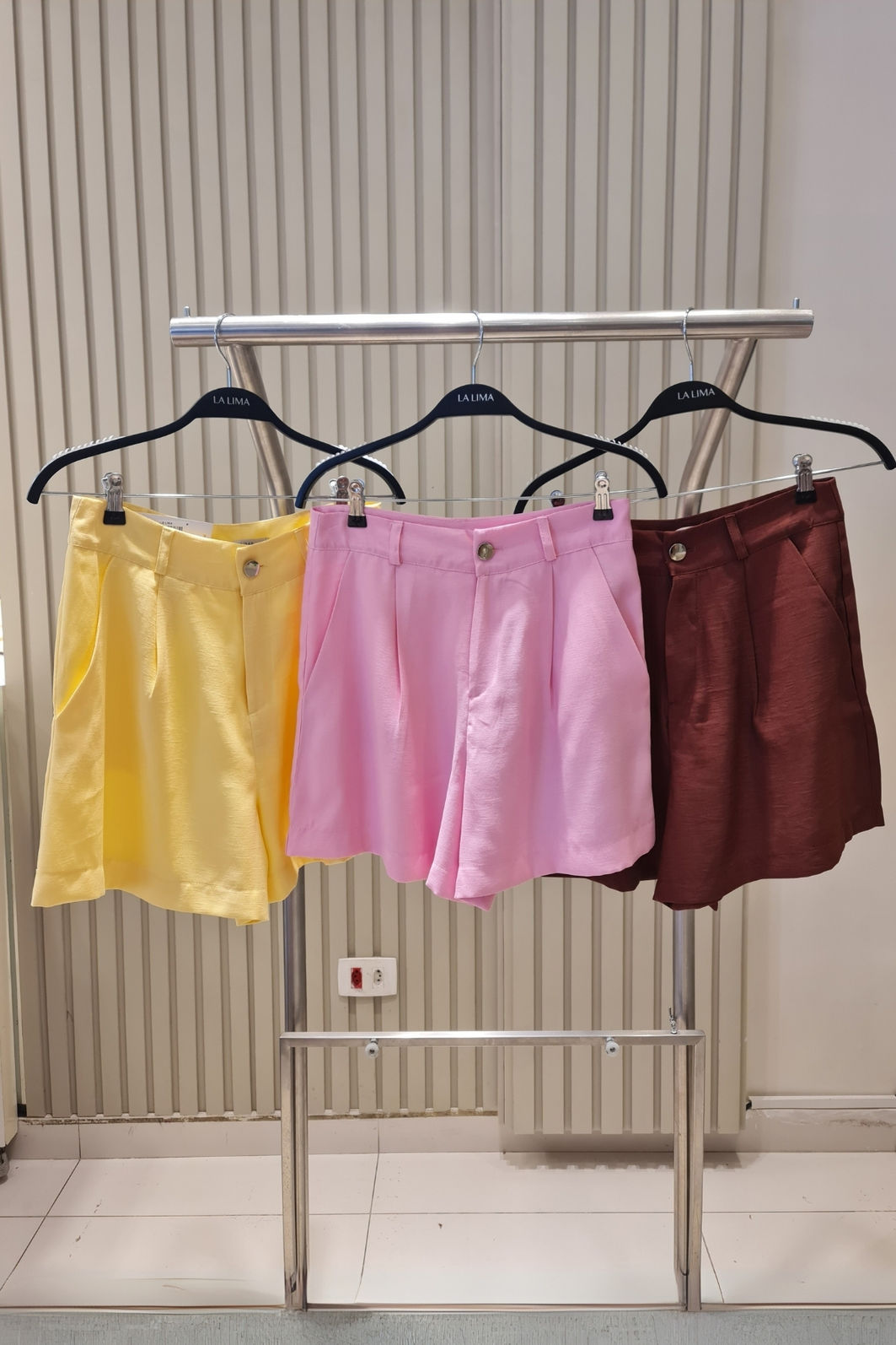 Bermuda de Alfaiataria com Bolsos 3 Cores Bermuda de Alfaiataria com Bolsos 3 Cores