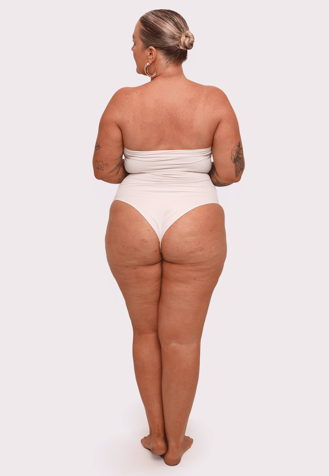 maiô decote reto off white barcelona mundo lolita maiô decote reto off white barcelona mundo lolita