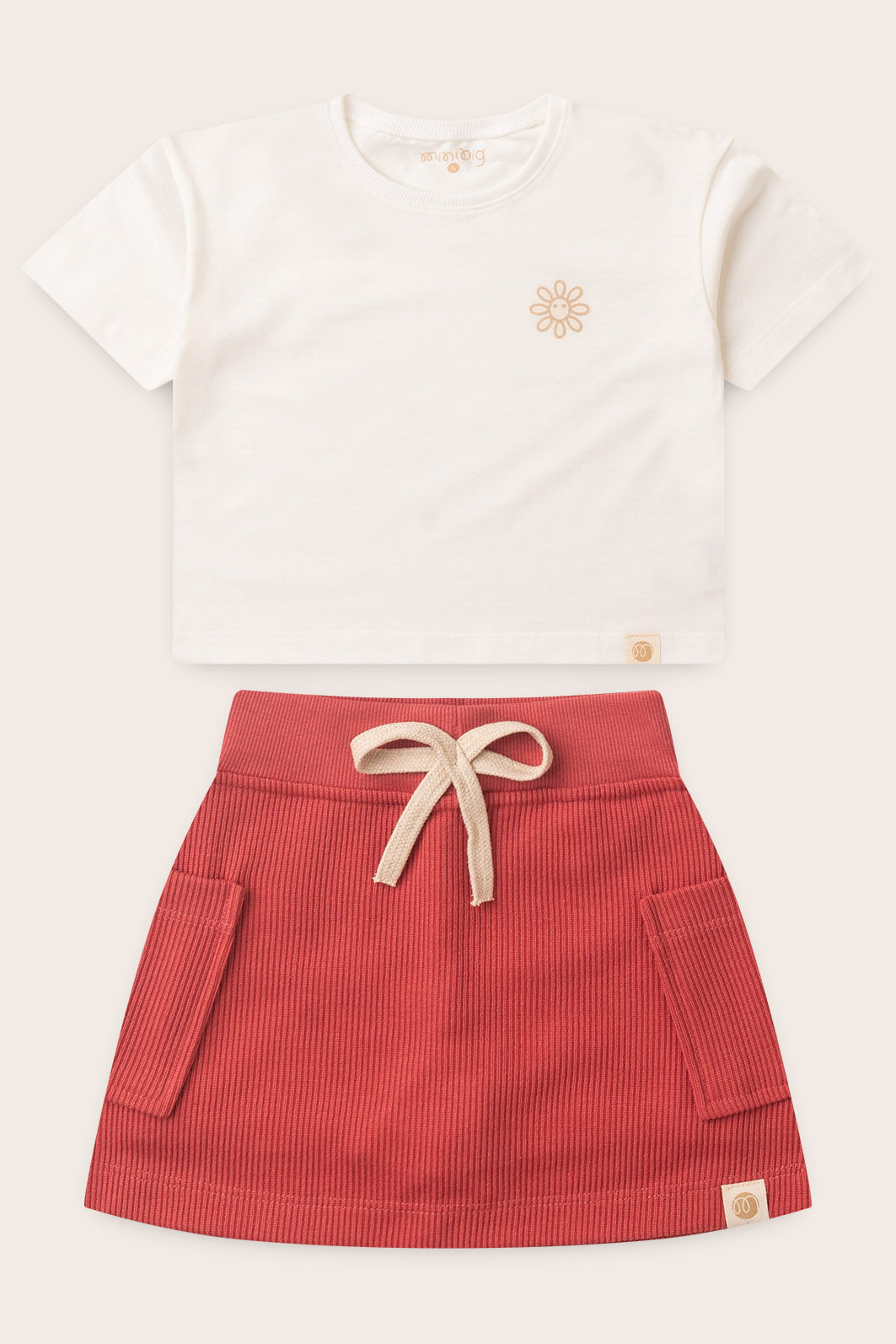 Conjunto Menina Blusa Box Manga Curta Off Natural e Saia com Shorts Vermelho Cedro Conjunto Menina Blusa Box Manga Curta Off Natural e Saia com Shorts Vermelho Cedro