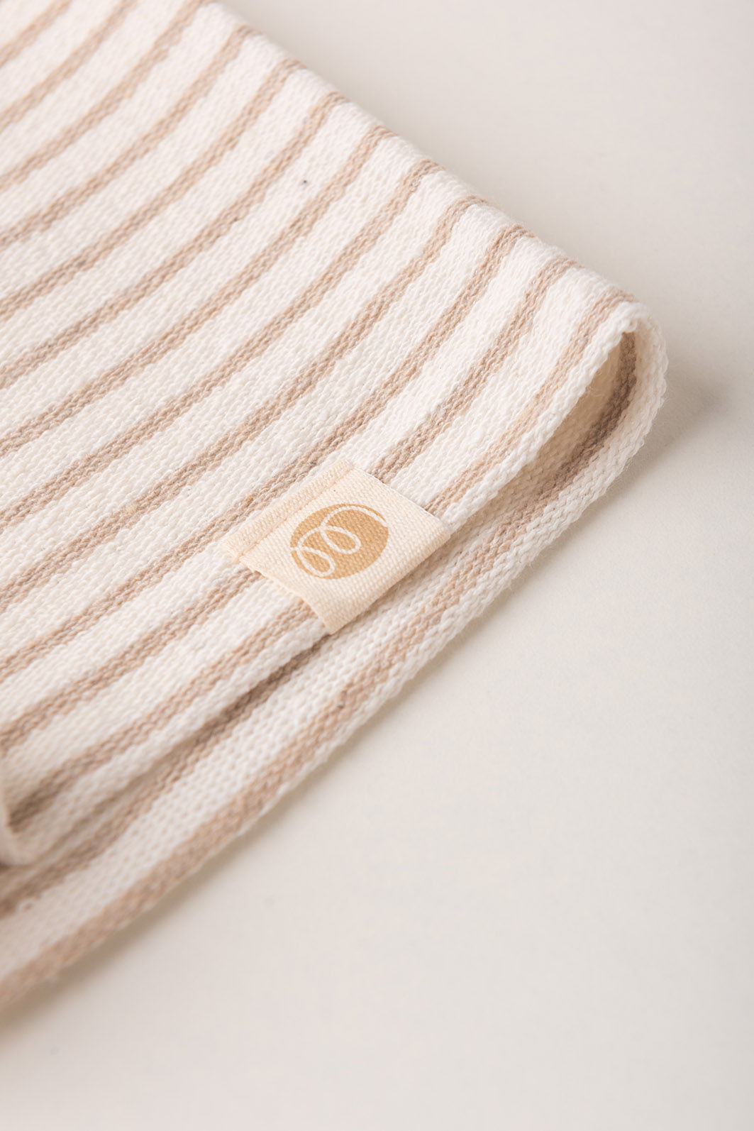 Conjunto Menino Camiseta Vermelho Cedro e Bermuda Listrado Off - Bege Conjunto Menino Camiseta Vermelho Cedro e Bermuda Listrado Off - Bege