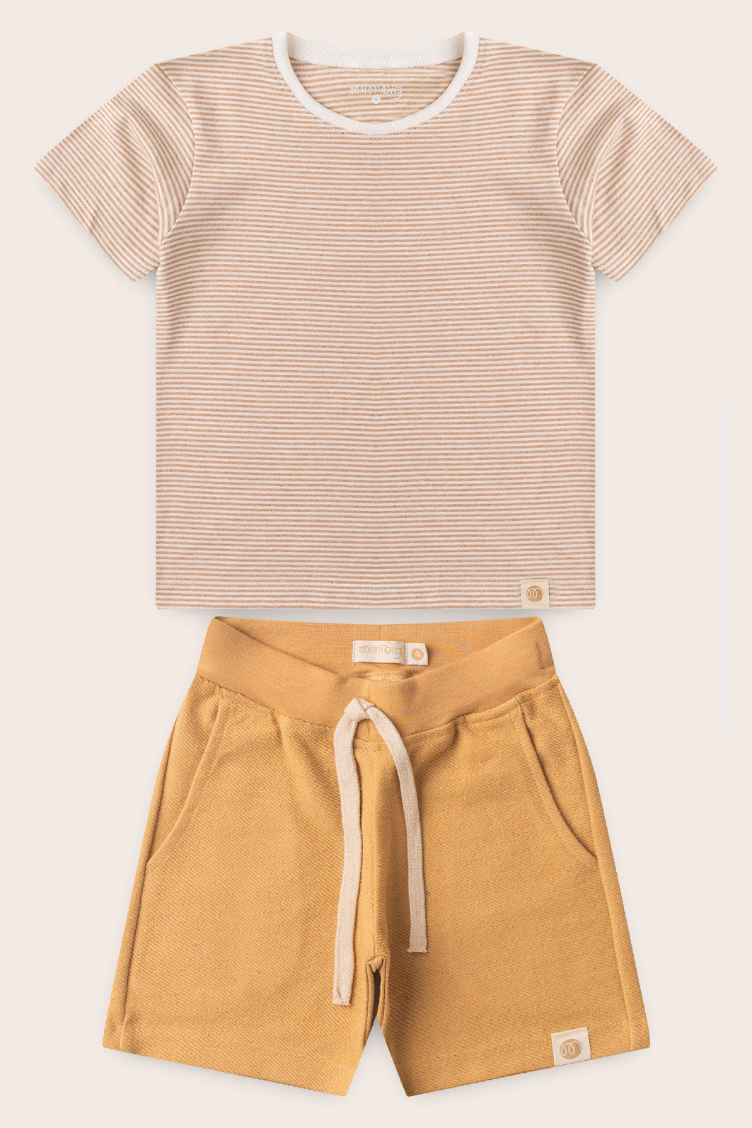 Conjunto Menino Camiseta Listrada Off - Bege e Bermuda Amarelo Âmbar Conjunto Menino Camiseta Listrada Off - Bege e Bermuda Amarelo Âmbar
