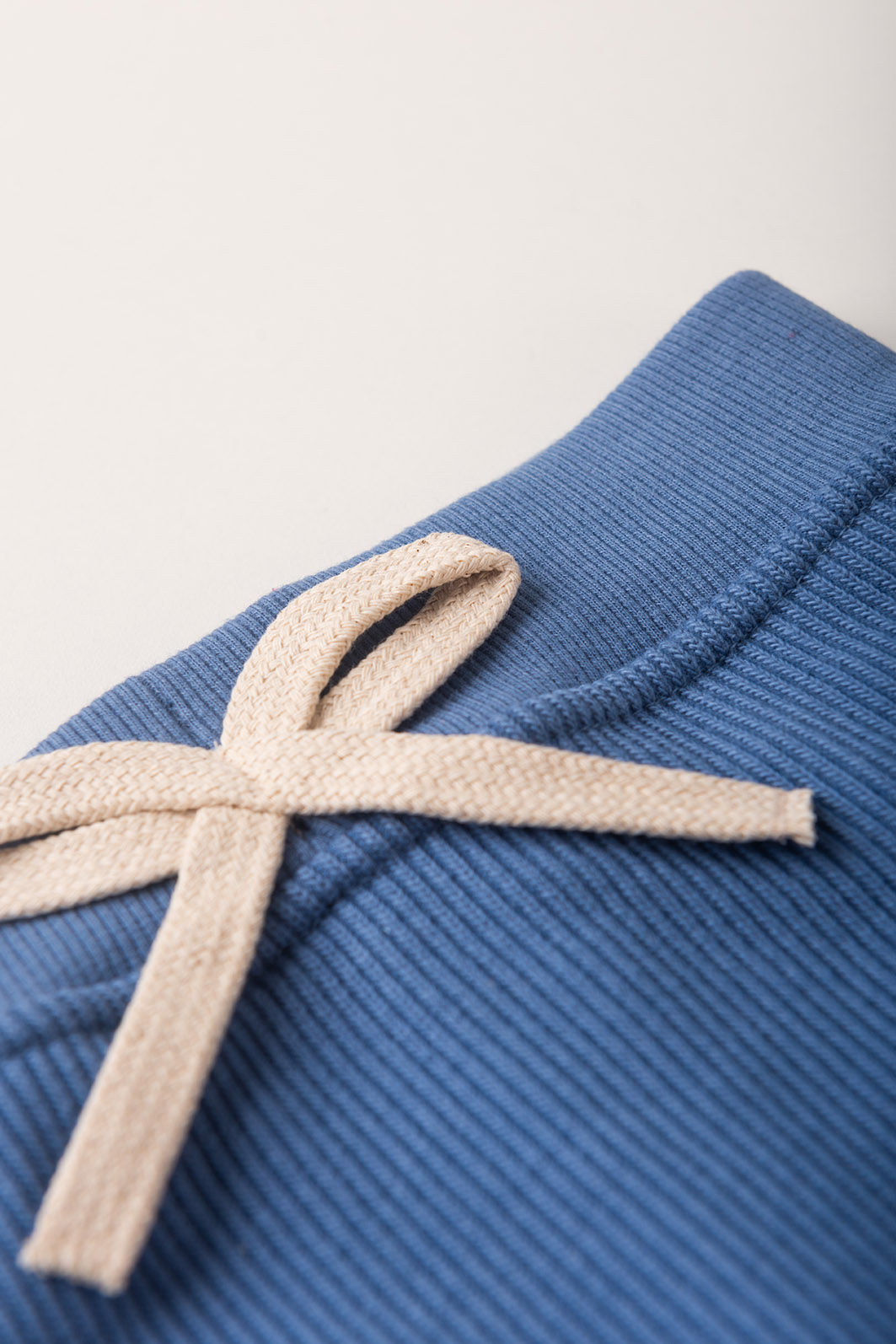 Conjunto Menina Blusa Box Manga Curta Azul Anil e Saia com Shorts Azul Anil