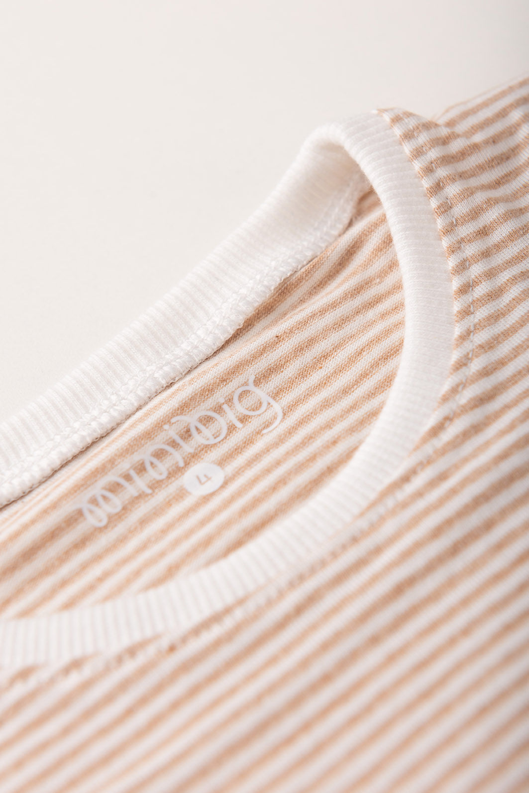 Conjunto Menino Camiseta Listrada Off - Bege e Bermuda Azul Índigo