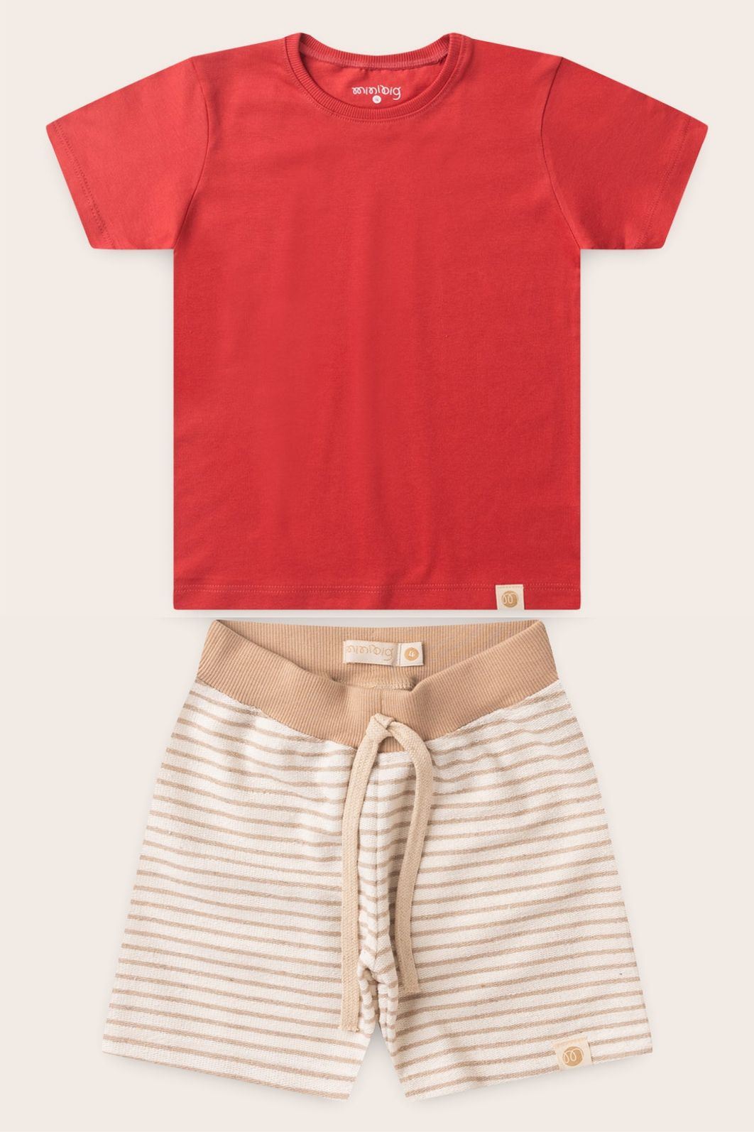 Conjunto Menino Camiseta Vermelho Cedro e Bermuda Listrado Off - Bege Conjunto Menino Camiseta Vermelho Cedro e Bermuda Listrado Off - Bege