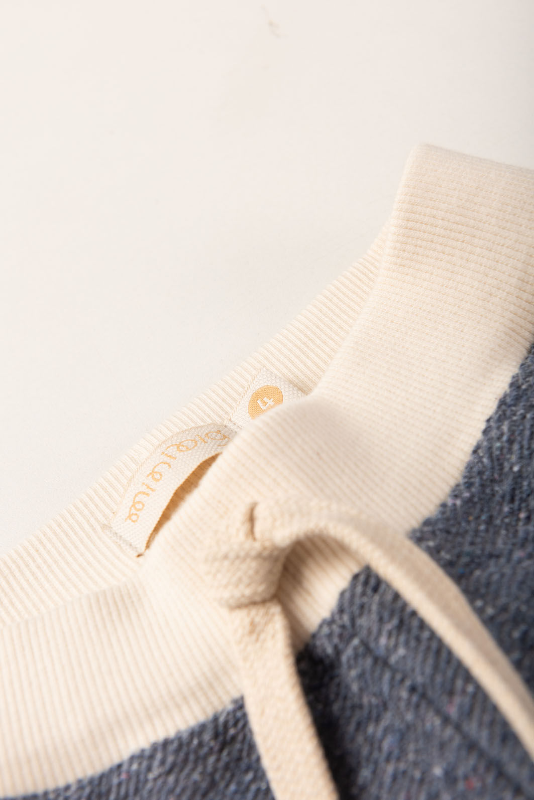 Conjunto Infantil Menino de Camiseta Longa e Calça Jogger - Listrado Off-Bege / Azul Jeans